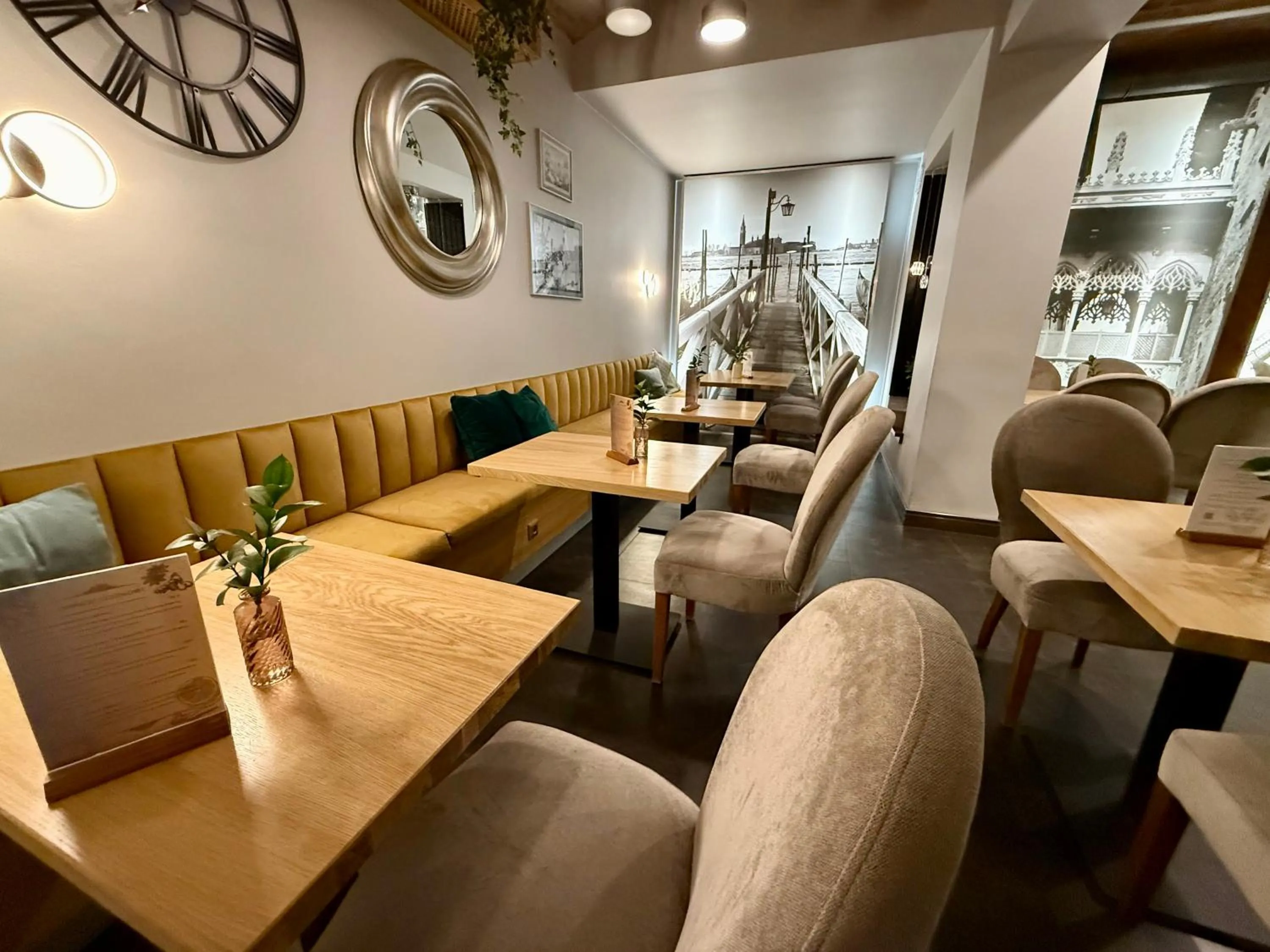 Restaurant/places to eat in DK Dyplomat