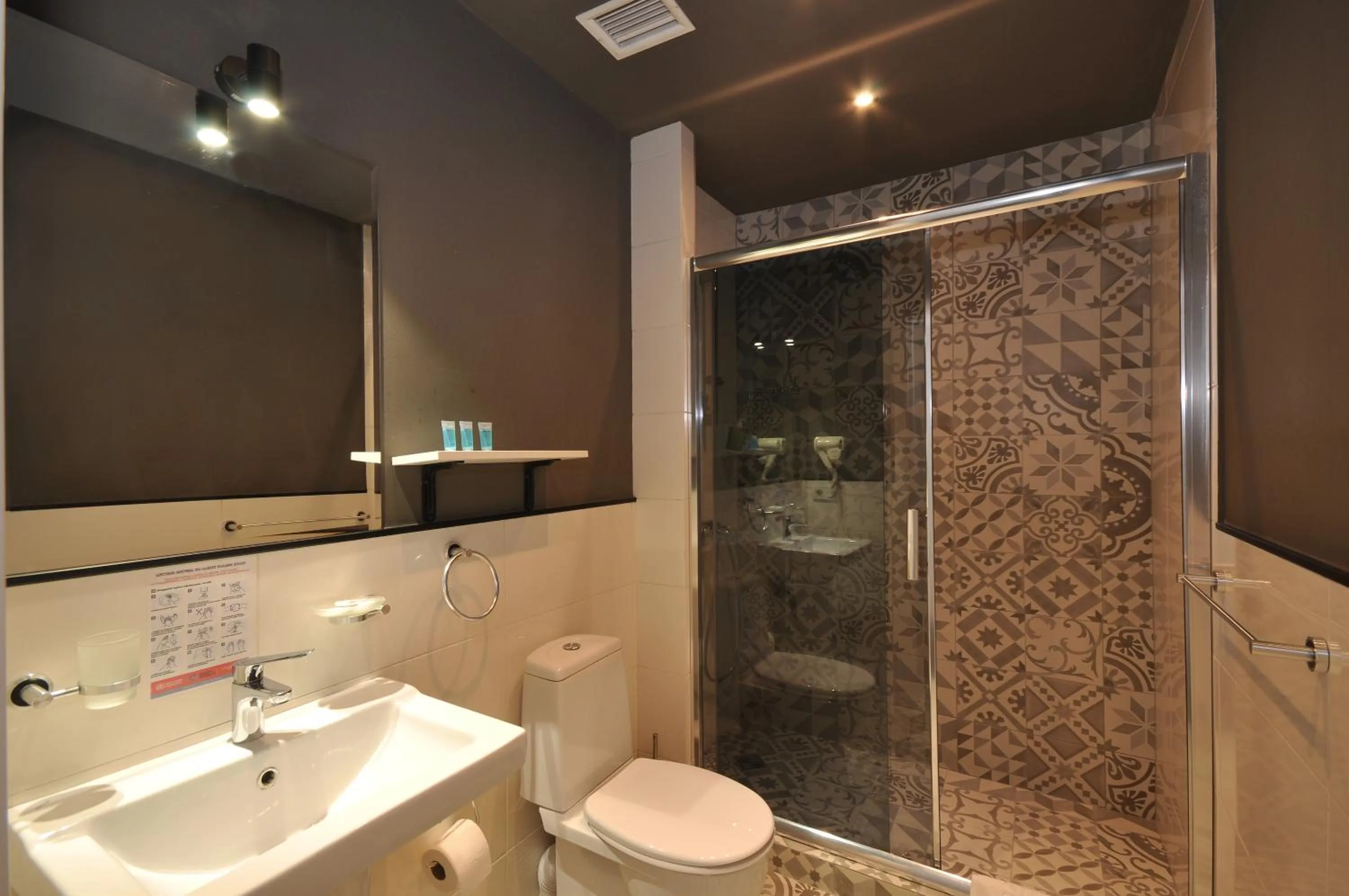 Shower in Meidan Inn