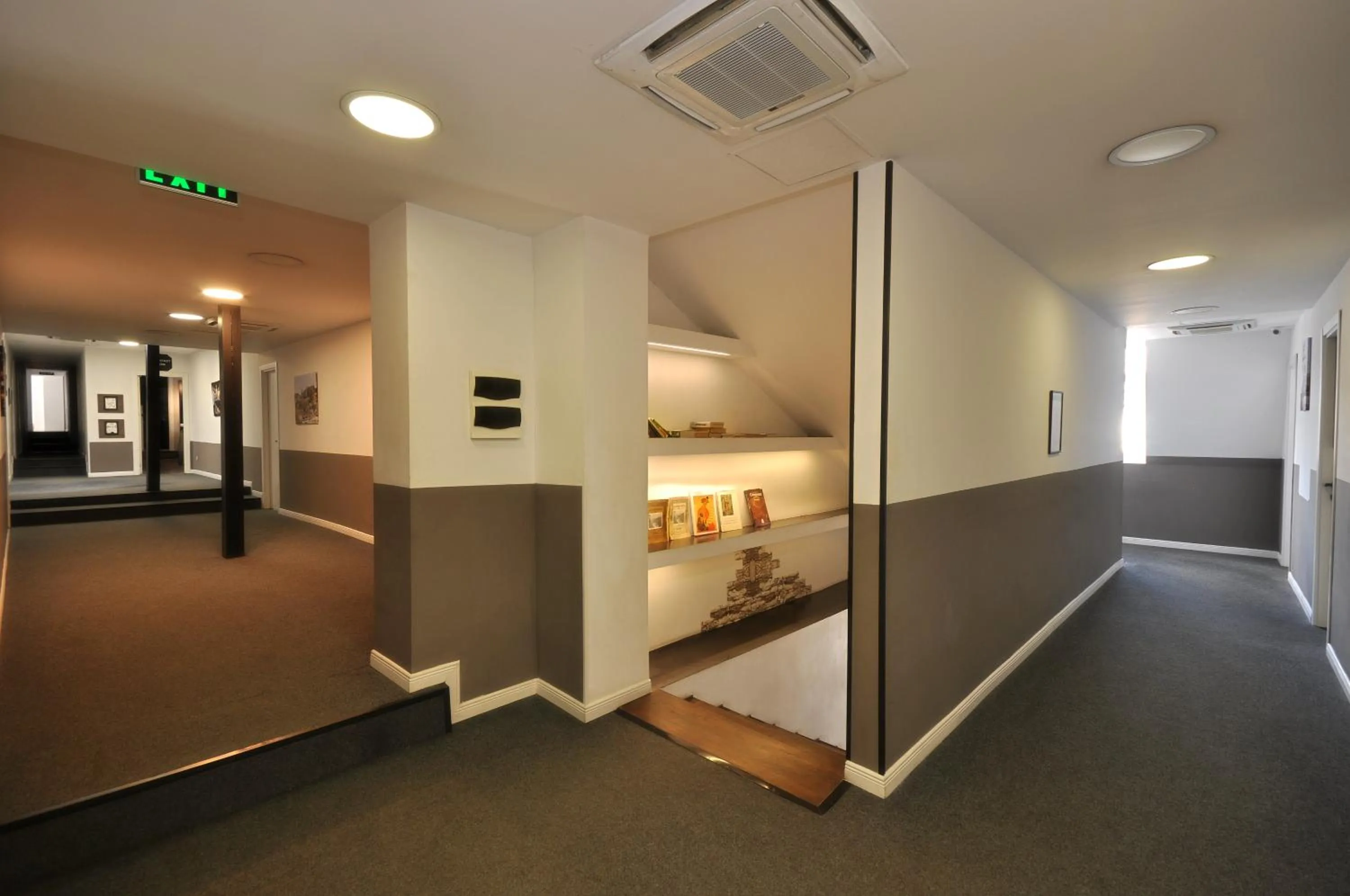 Property building, Bed in Meidan Inn