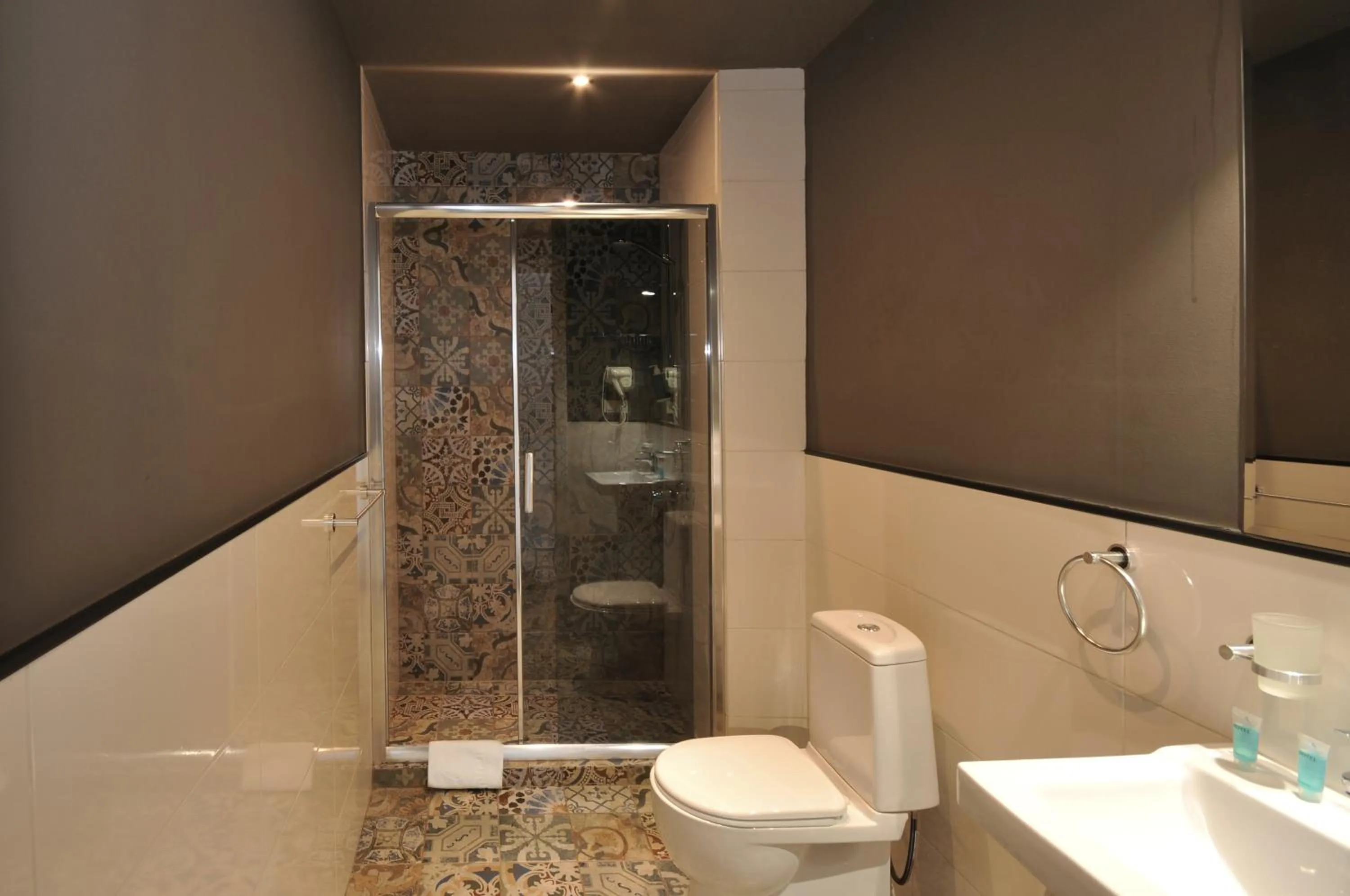 Shower in Meidan Inn