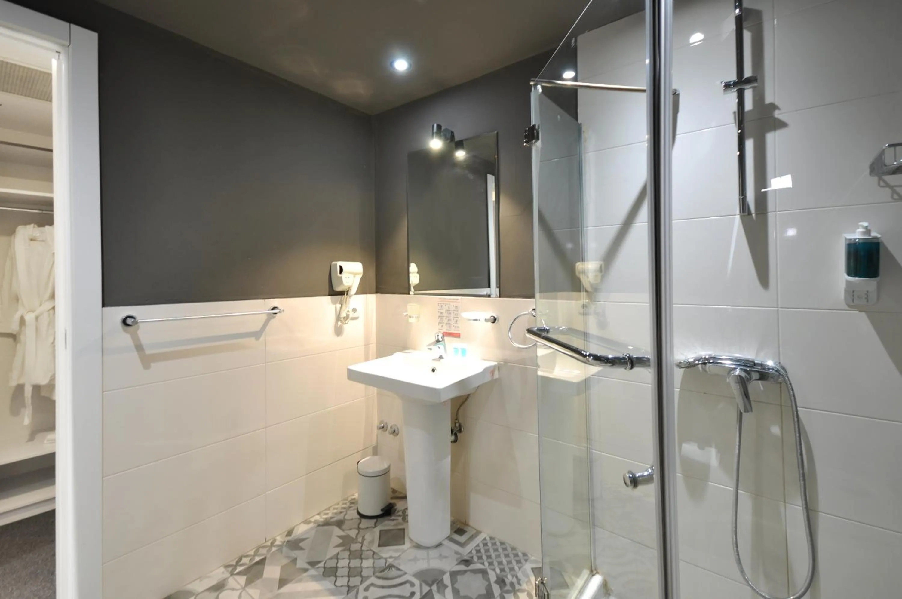 Shower in Meidan Inn