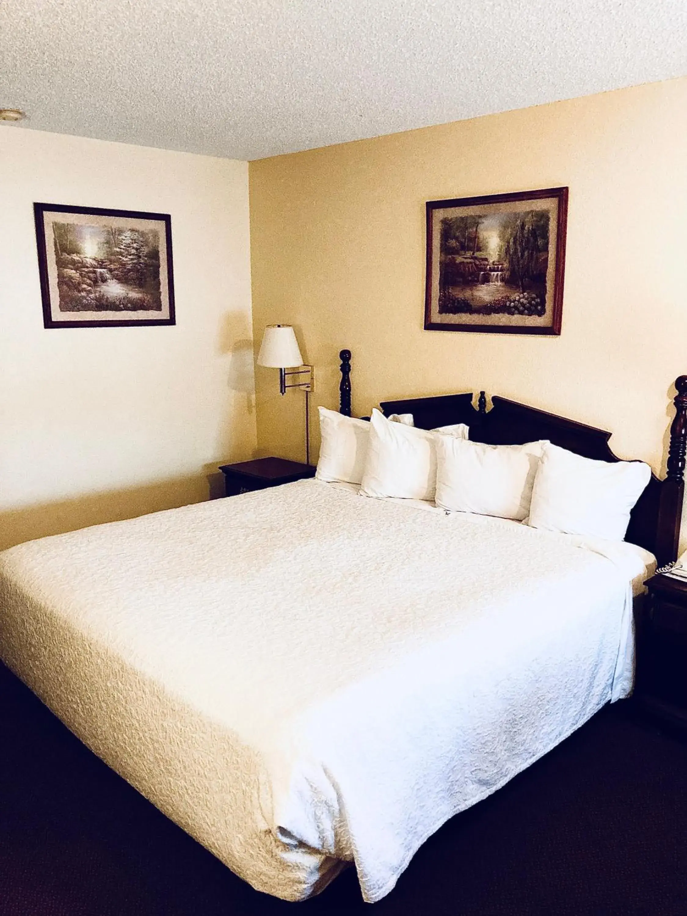 Standard King Room in Honeysuckle Inn Standard King Room in Honeysuckle Inn