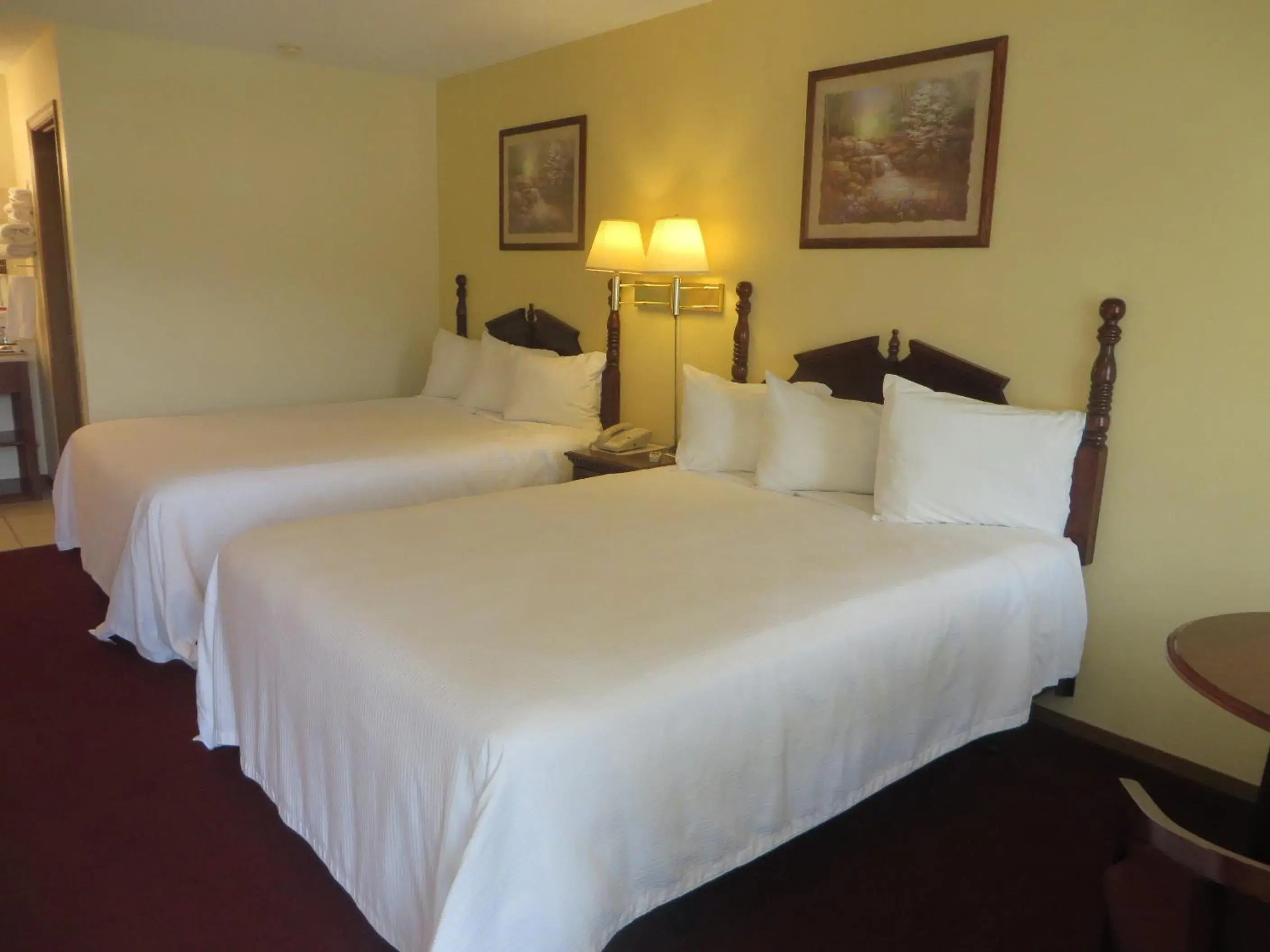 Queen Room in Honeysuckle Inn Queen Room in Honeysuckle Inn