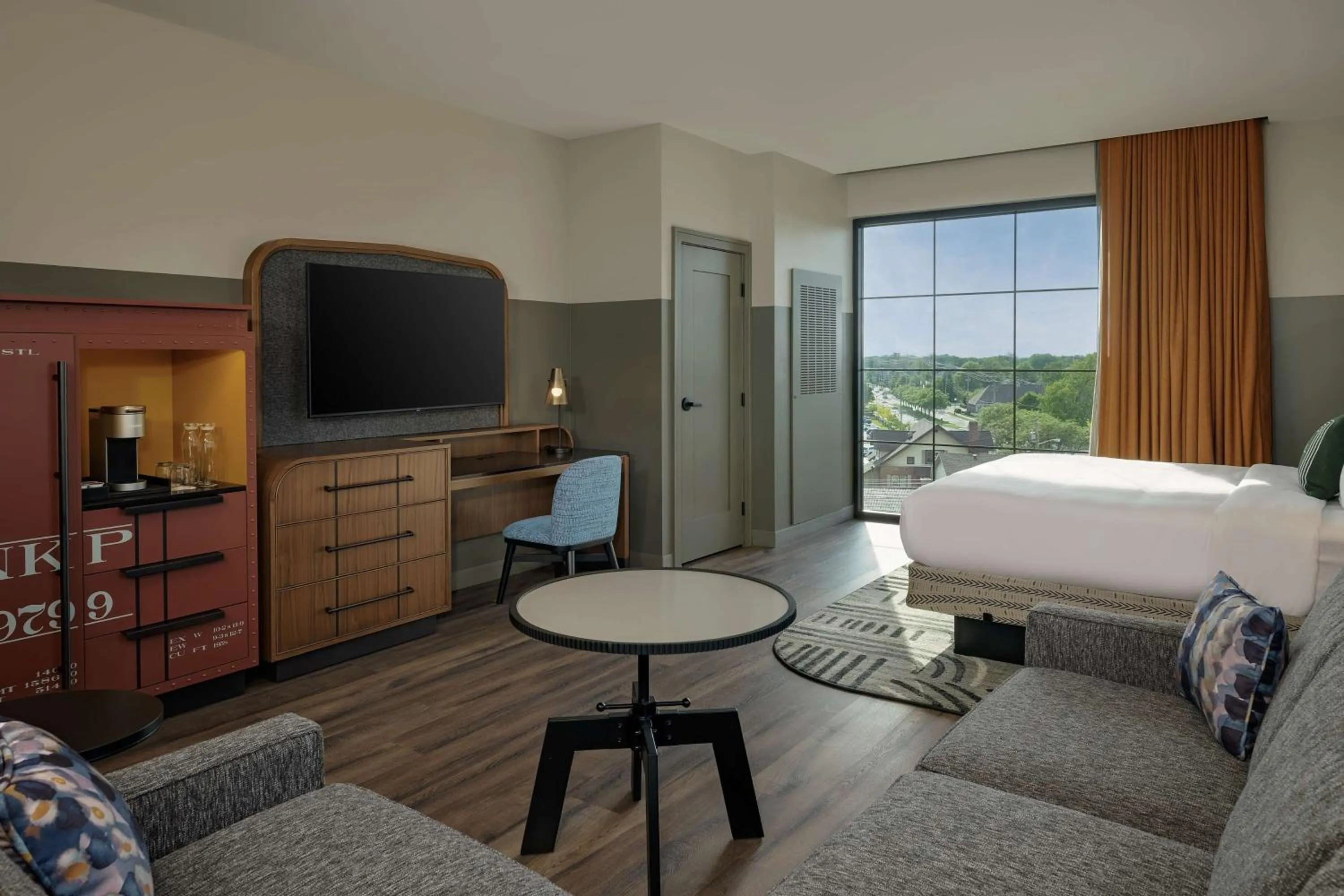 Living room, Bed in Hotel Nickel Plate Fishers, Tapestry Collection By Hilton