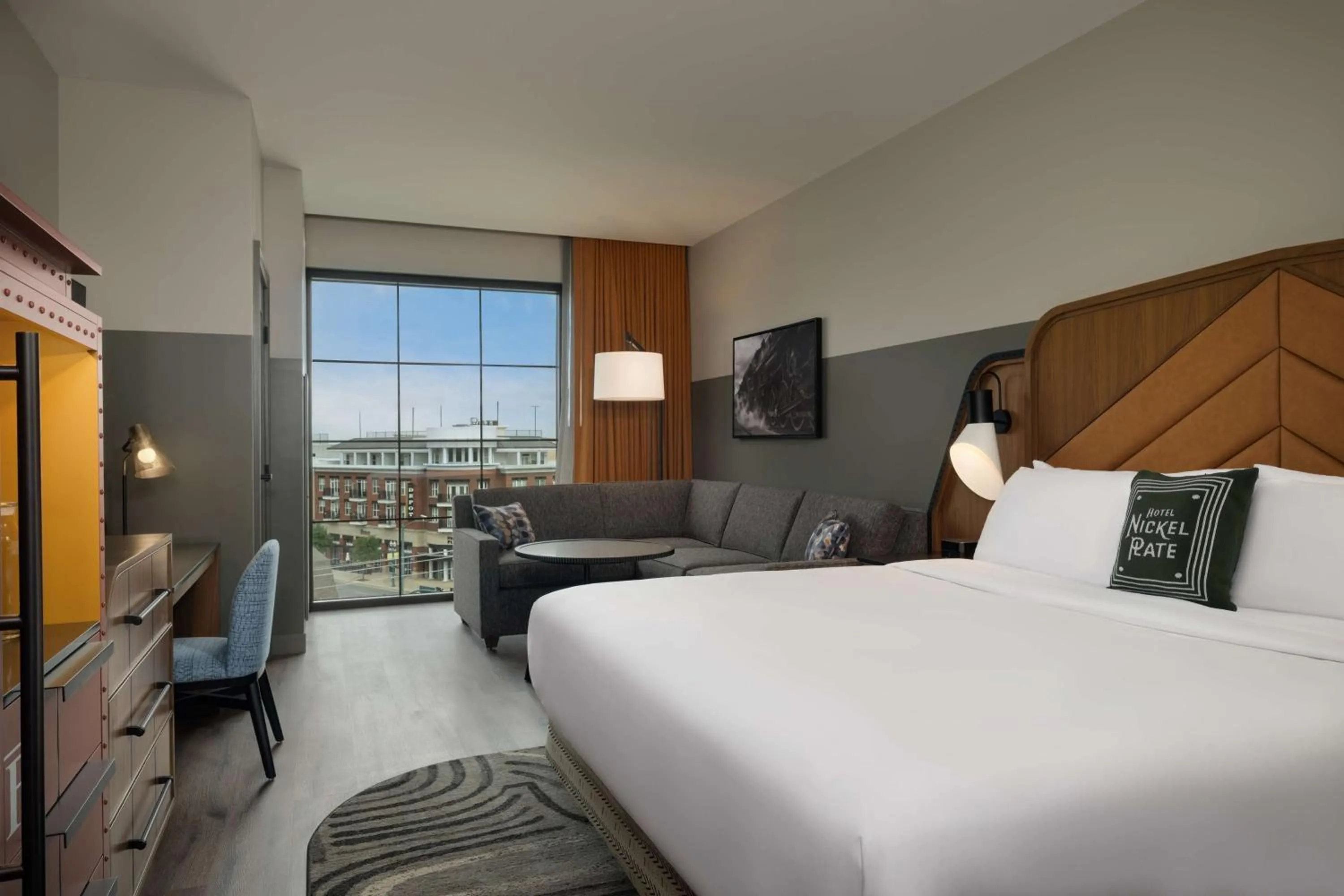 Living room, Bed in Hotel Nickel Plate Fishers, Tapestry Collection By Hilton