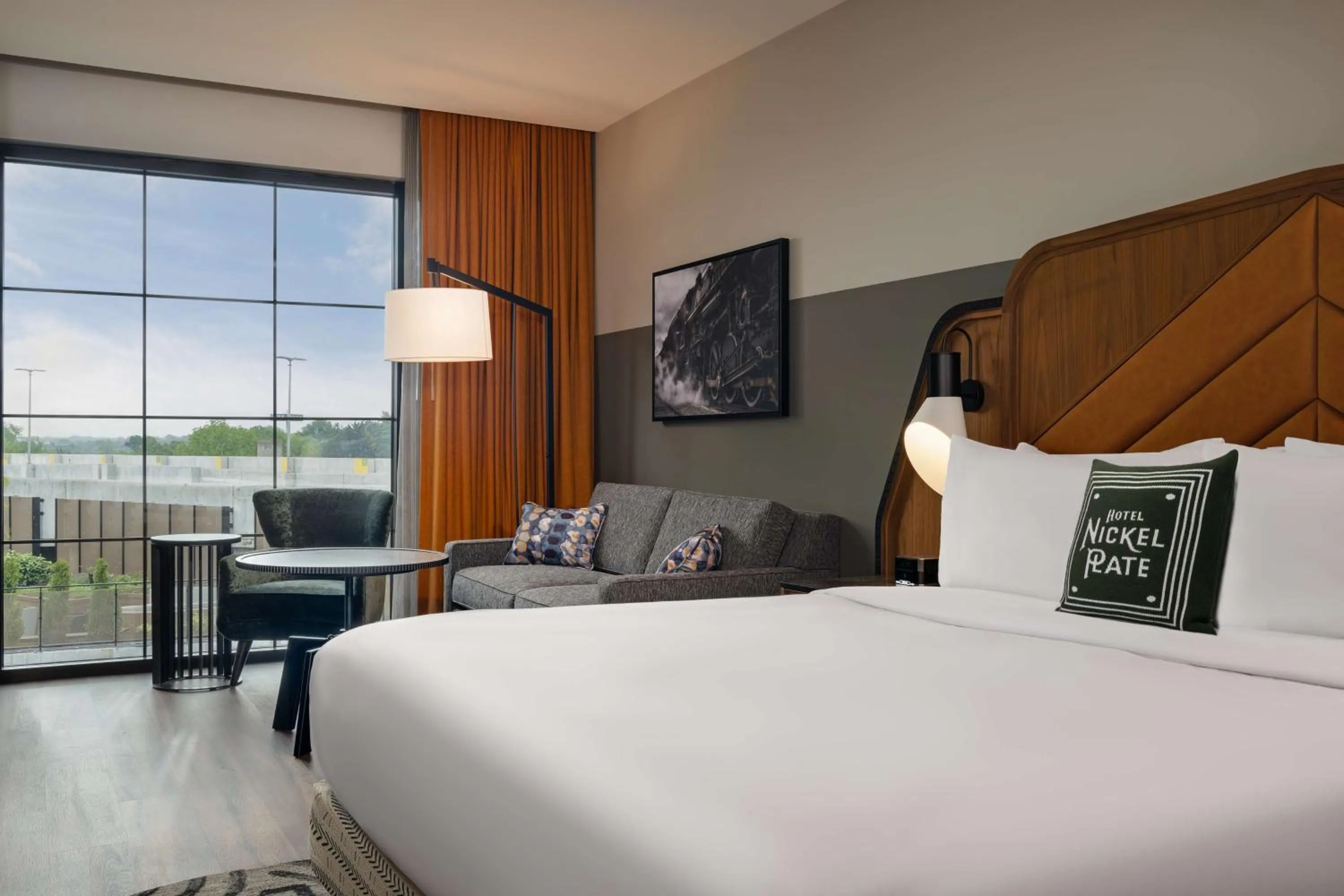 Living room, Bed in Hotel Nickel Plate Fishers, Tapestry Collection By Hilton