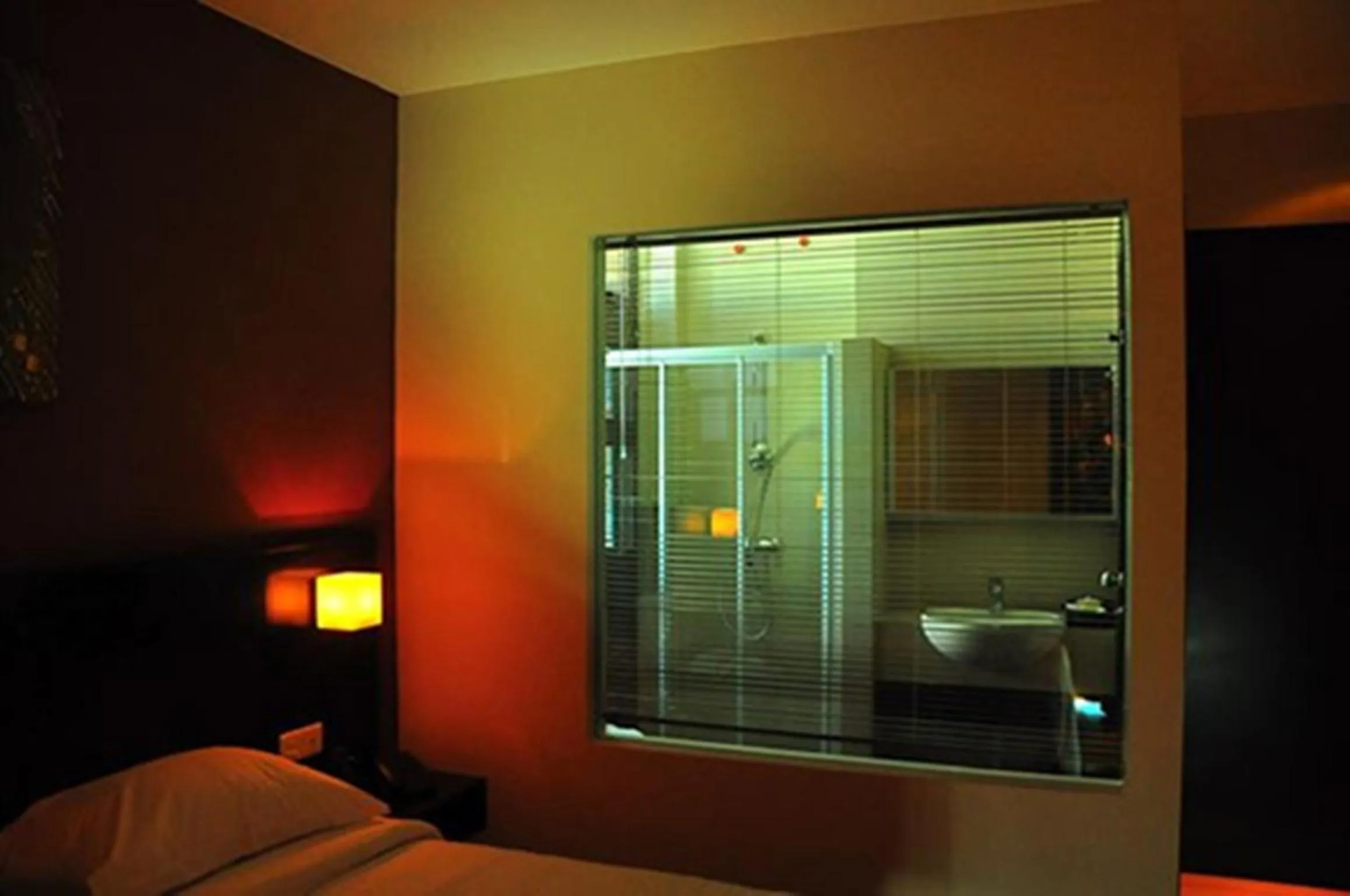Bathroom, Bed in Tat Place Hotel
