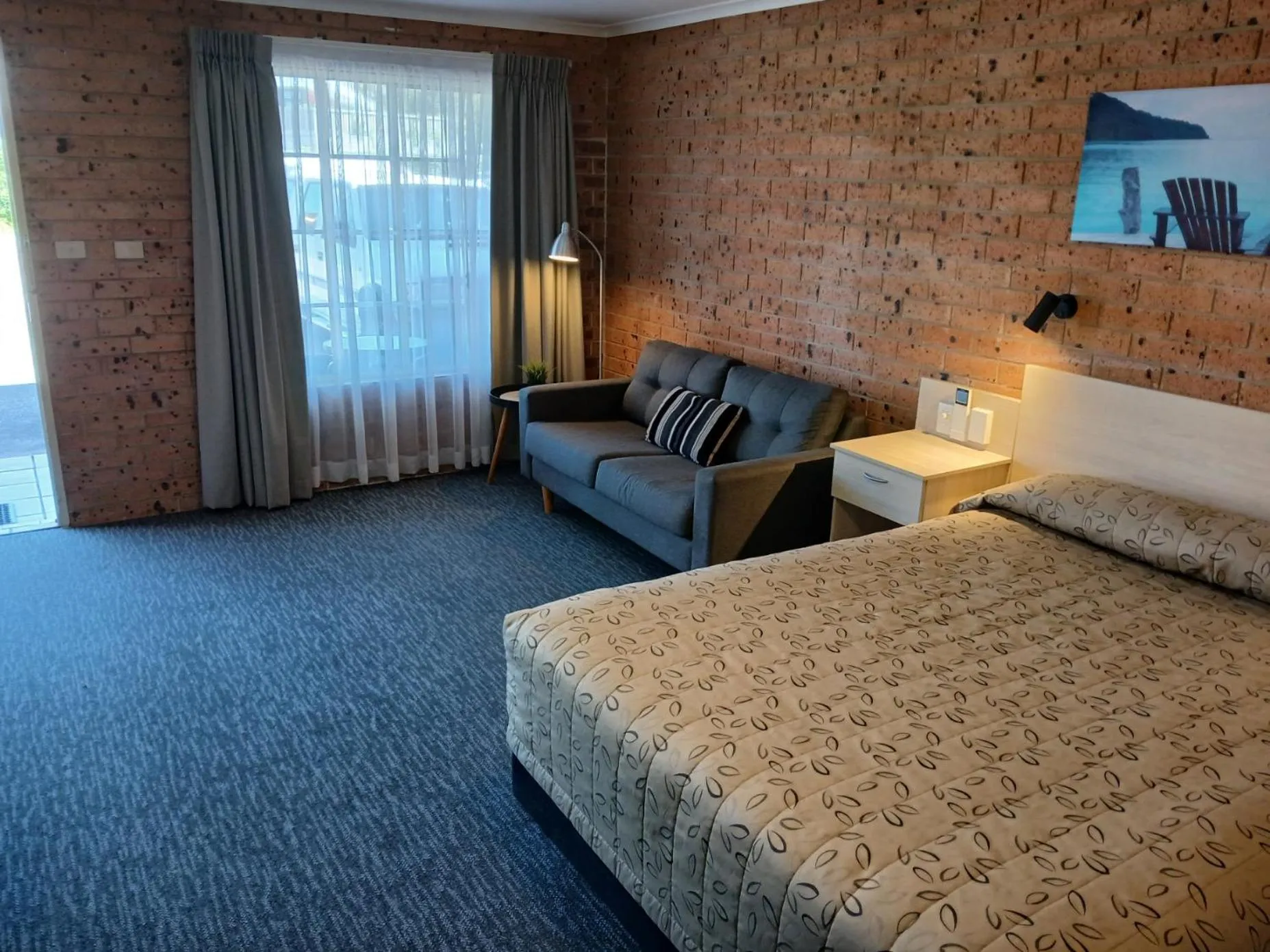 Seating area, Bed in Cardiff Motor Inn