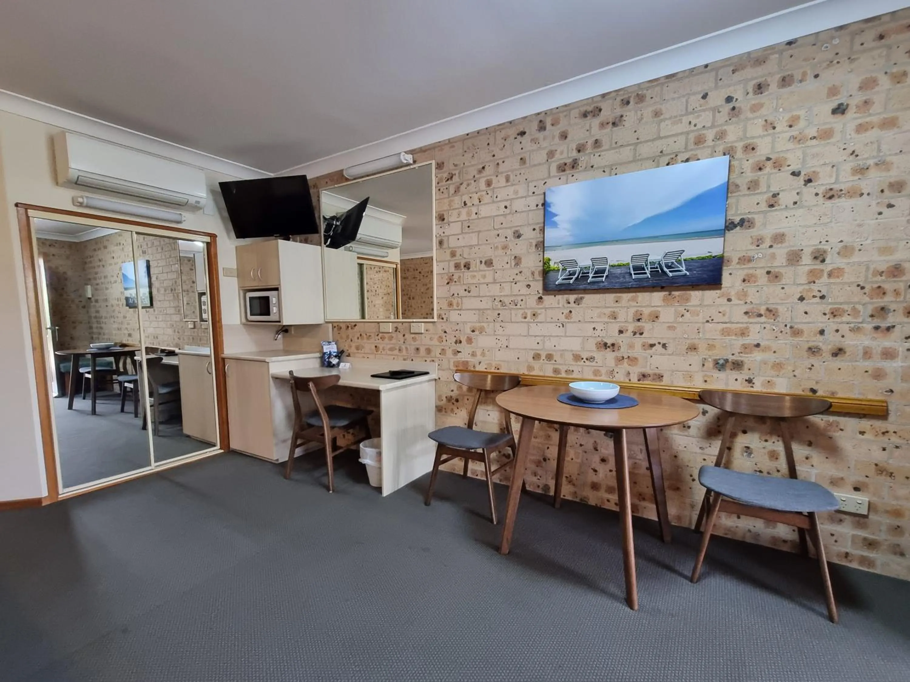 TV and multimedia in Cardiff Motor Inn