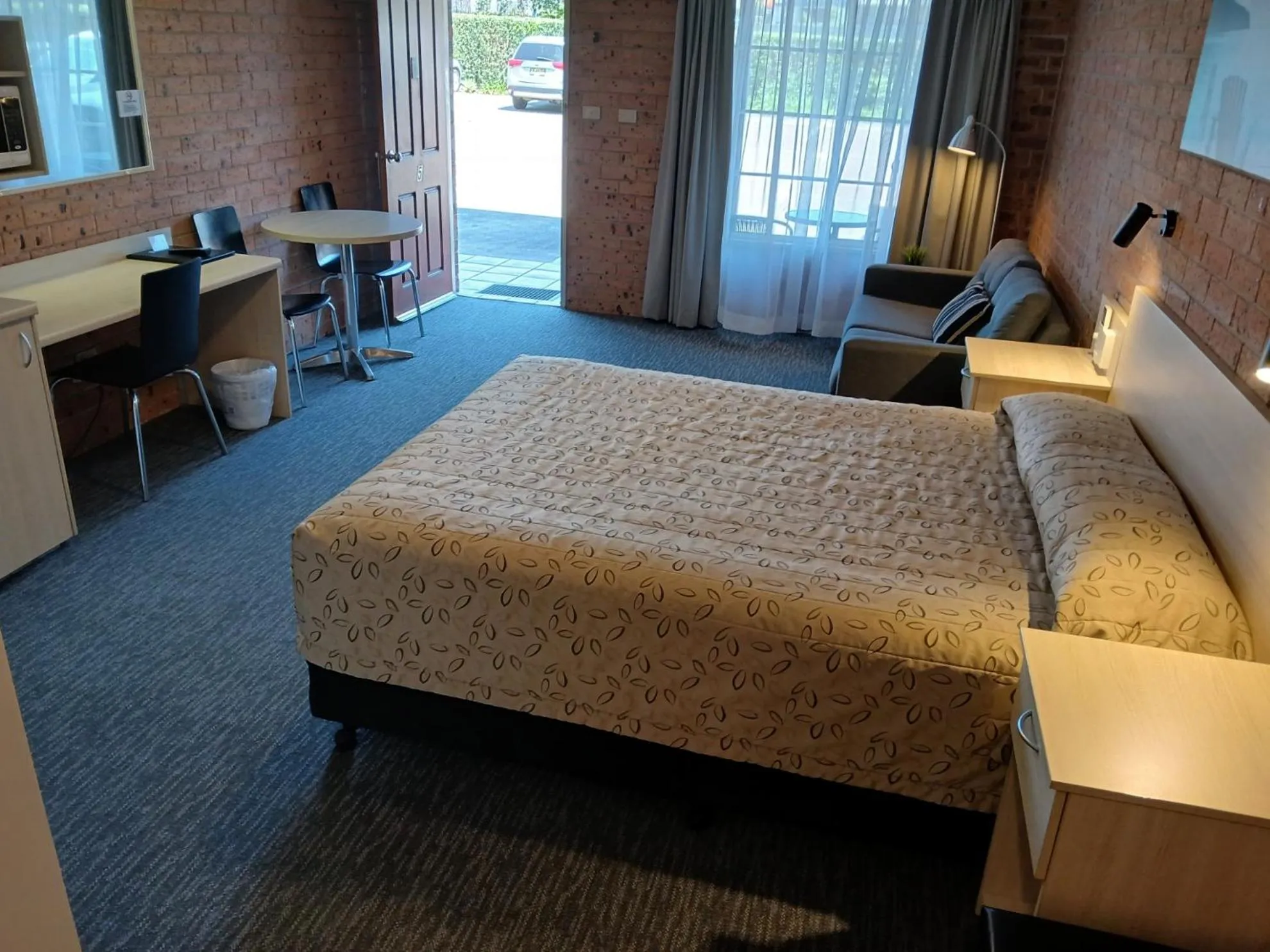 Living room, Bed in Cardiff Motor Inn