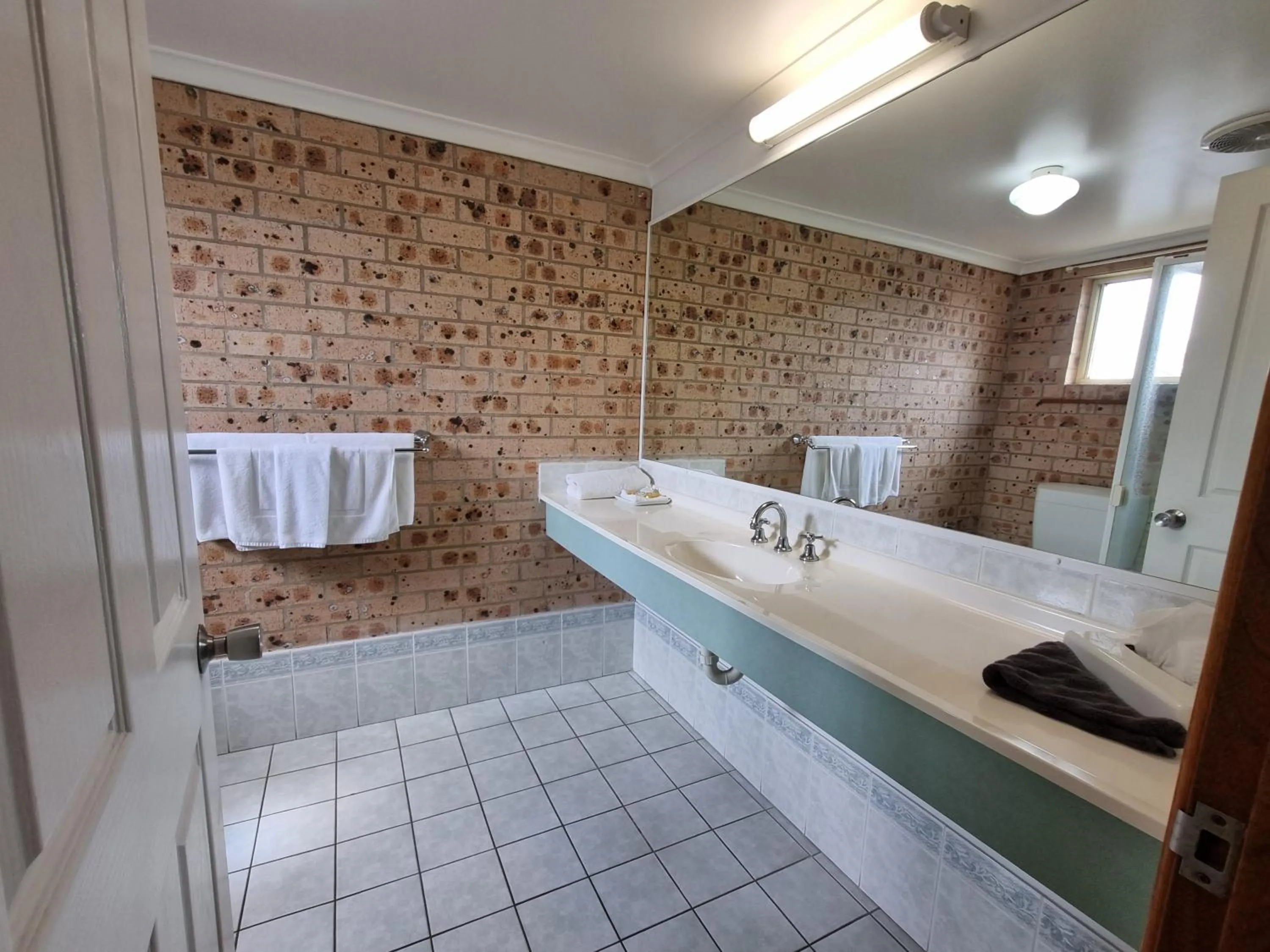 Bathroom in Cardiff Motor Inn