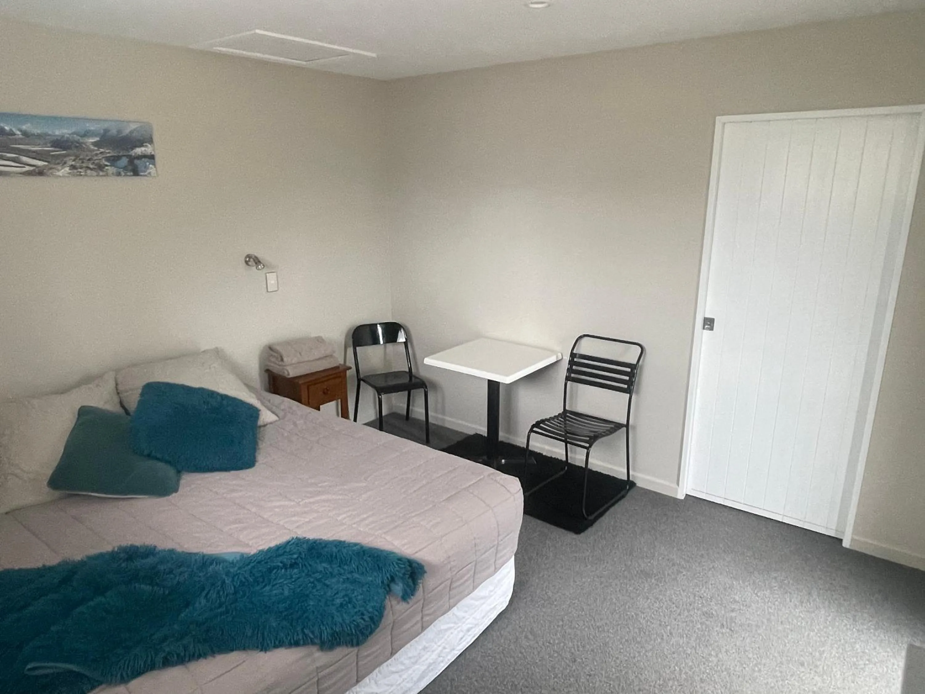 Bed in Springfield Motel and Lodge