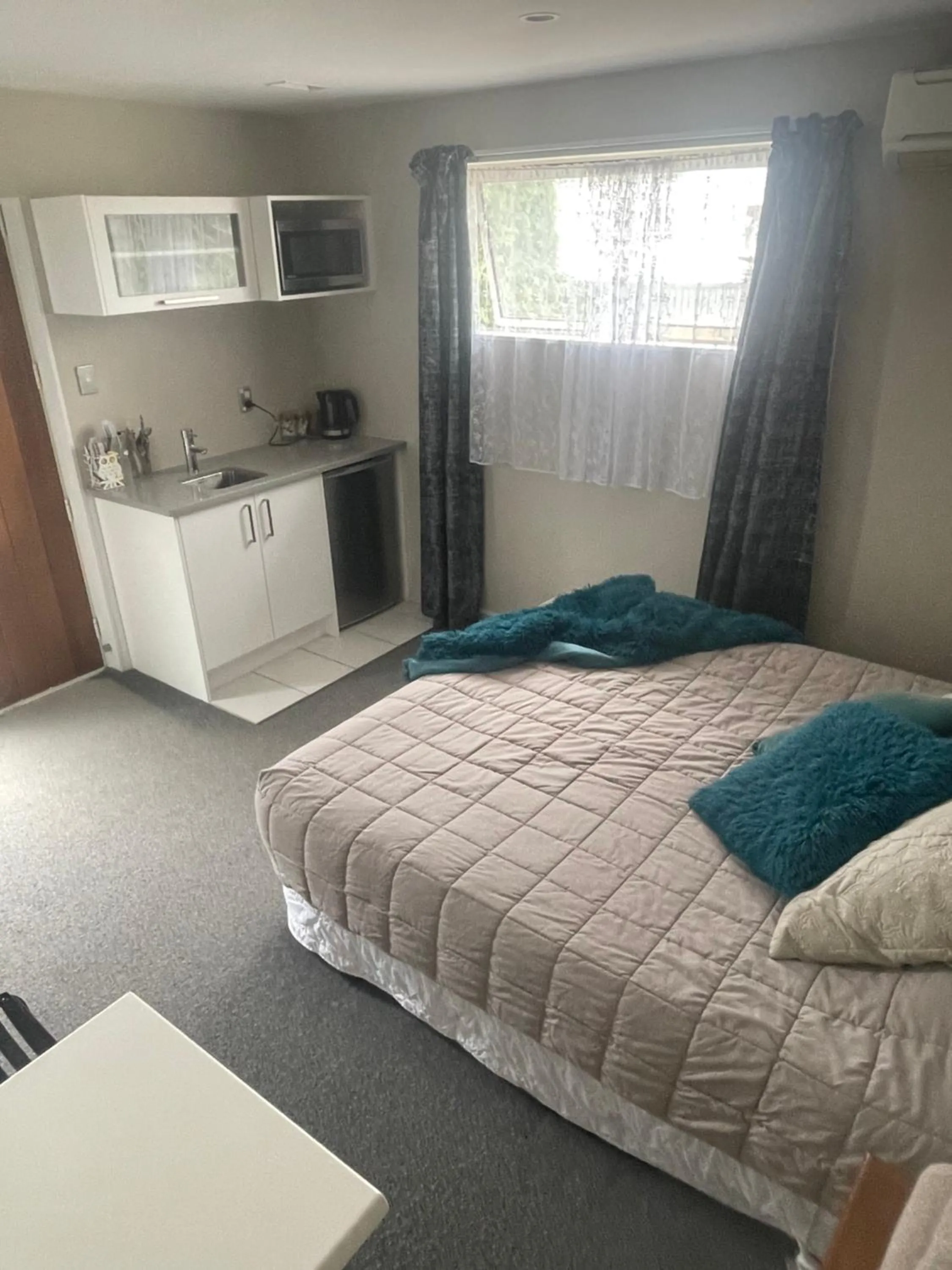 Bed in Springfield Motel and Lodge