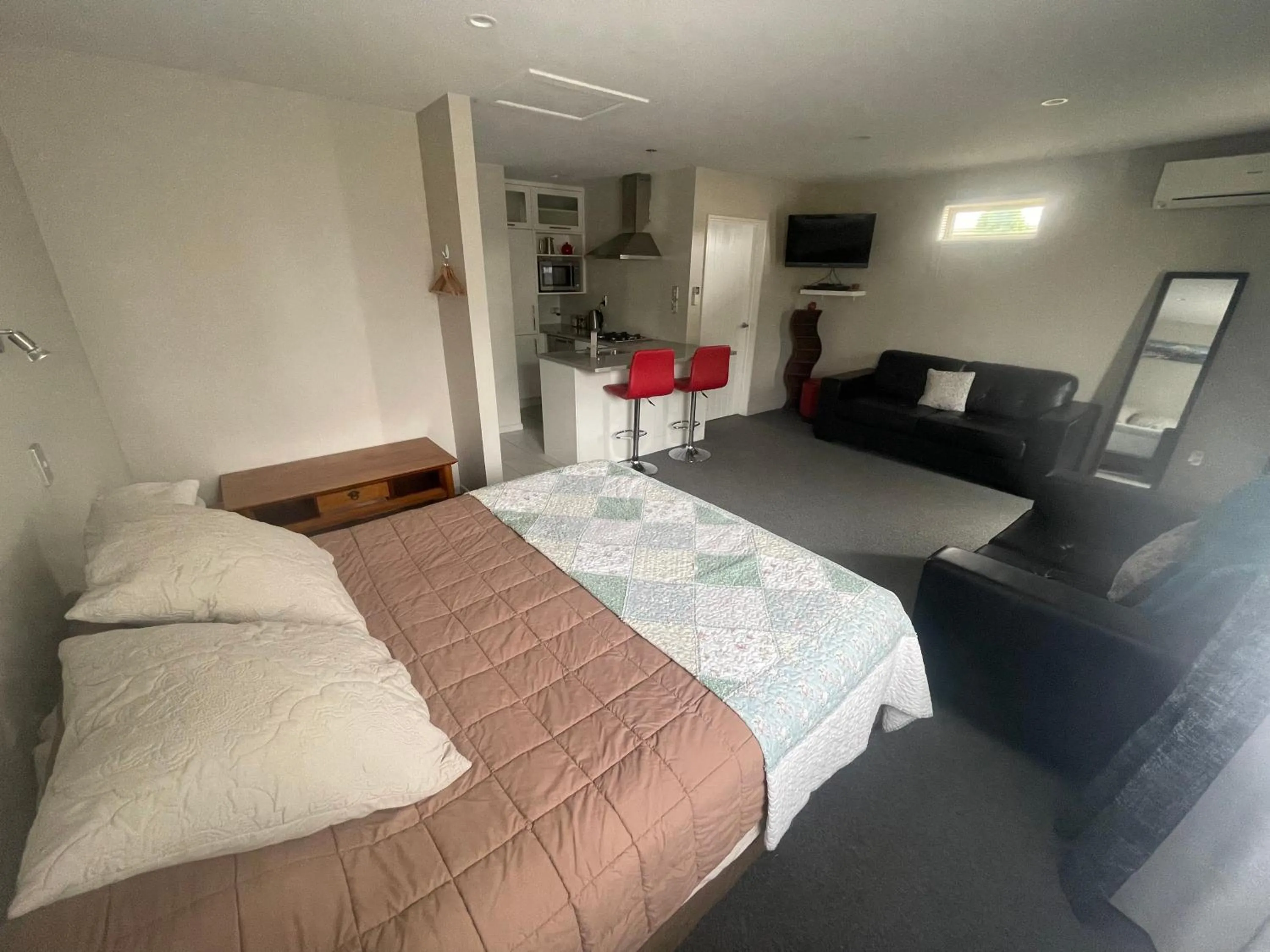 Bed in Springfield Motel and Lodge