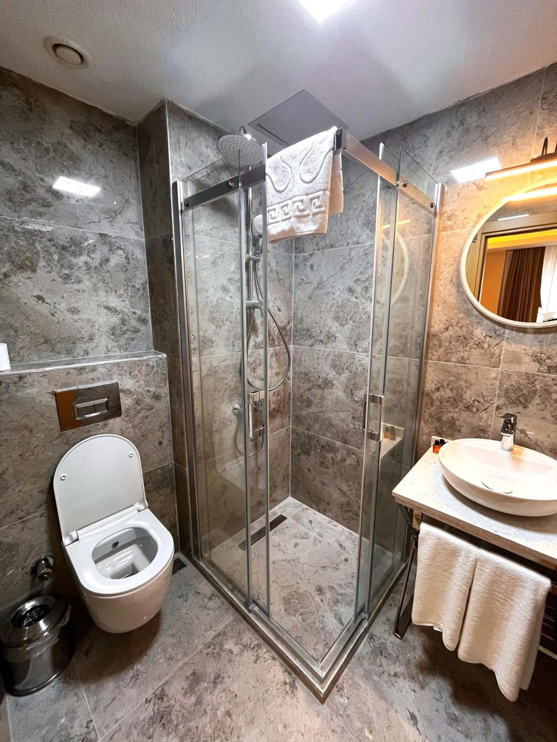 Shower in Downtown Sirkeci Hotel