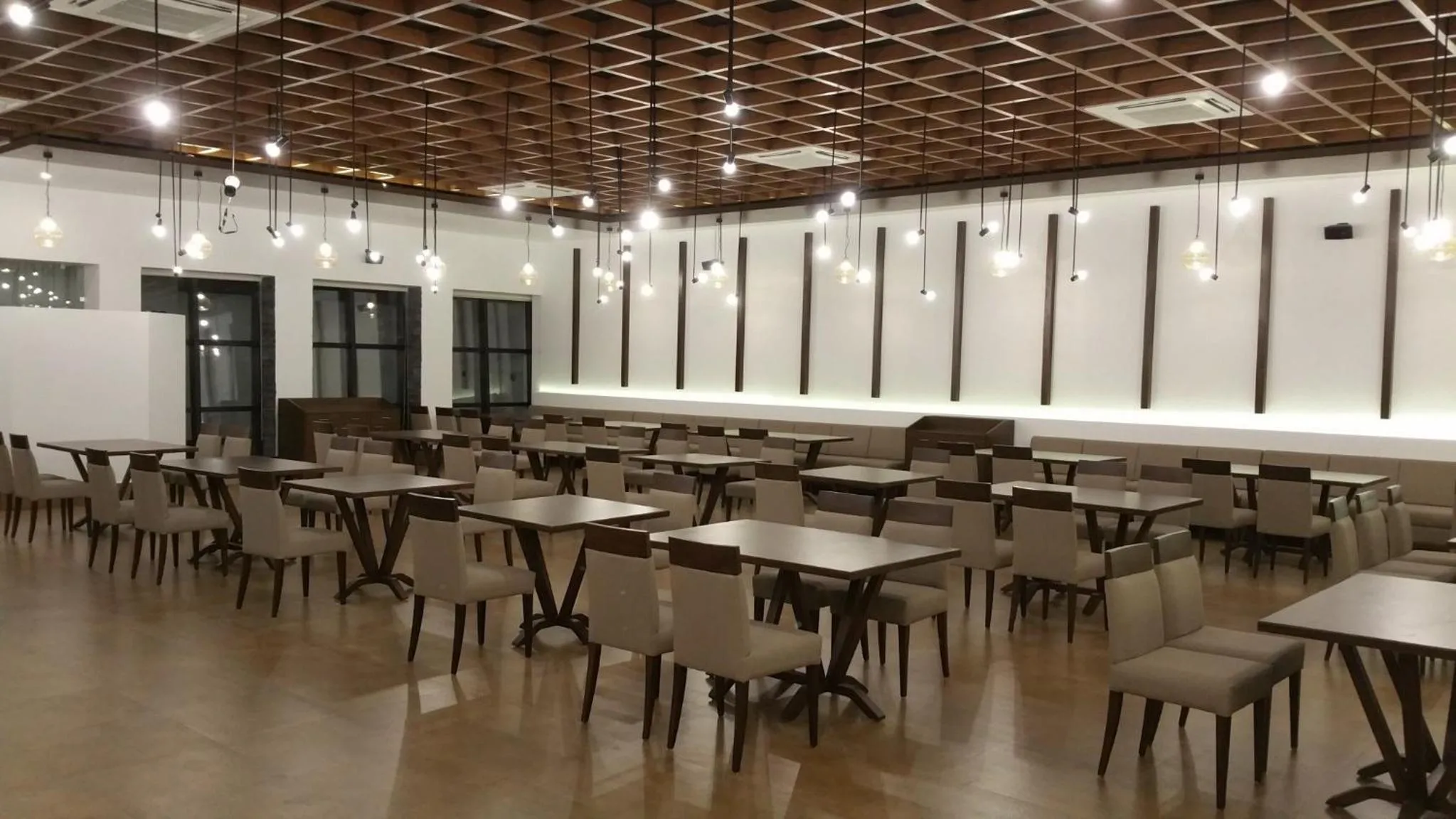 Restaurant/places to eat in Hotel Aram