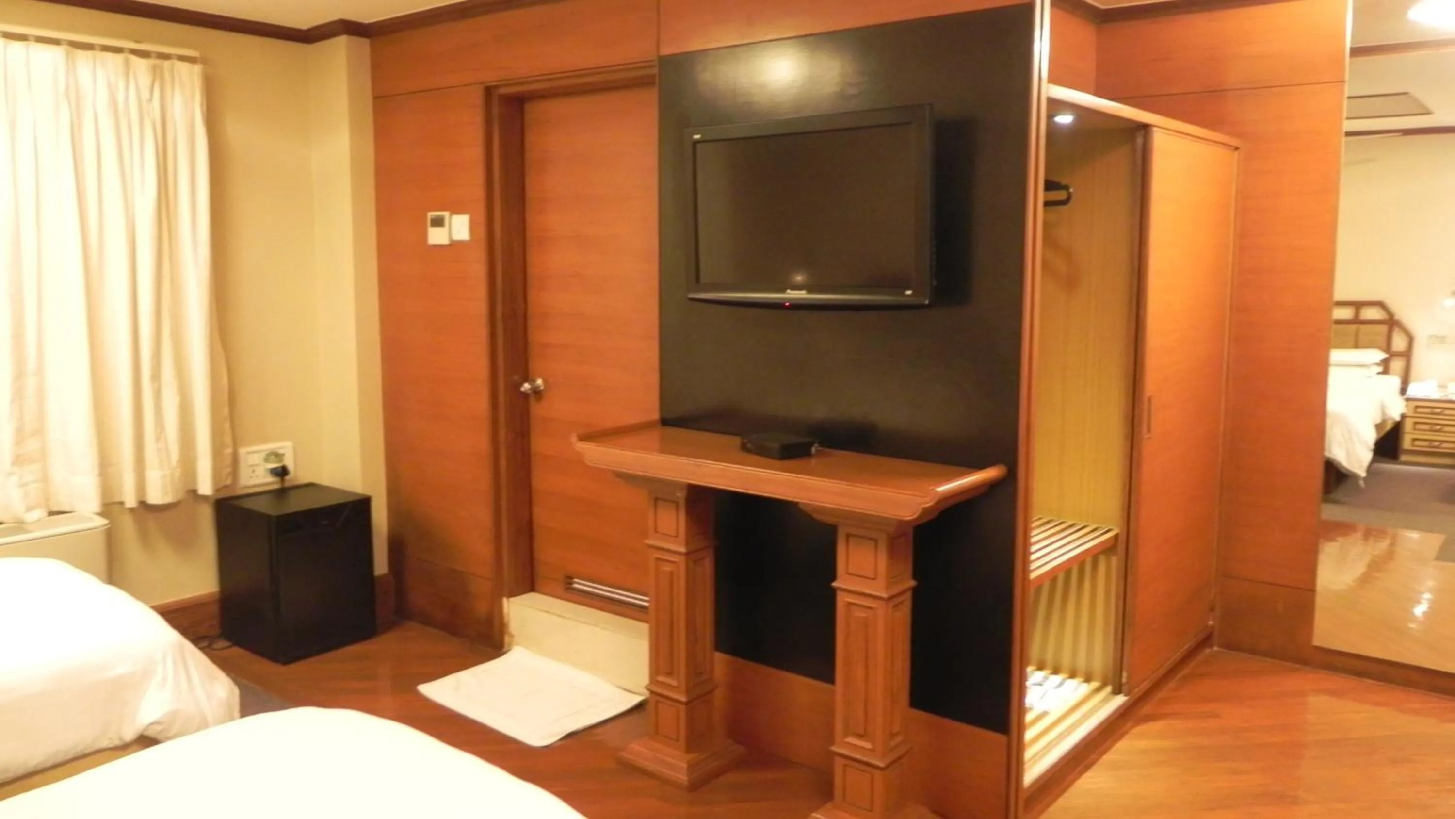TV and multimedia, Bed in Hotel Aram