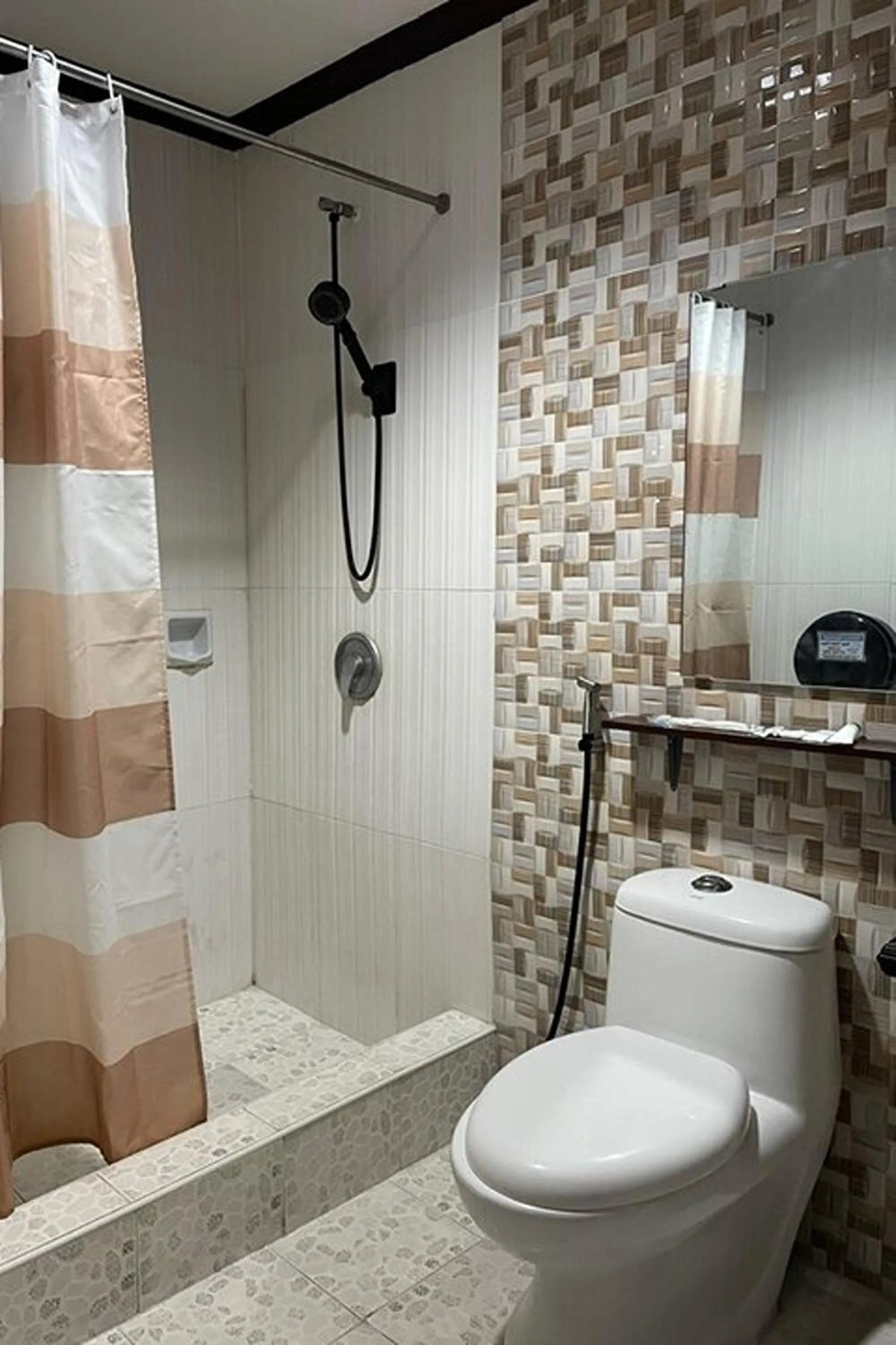 Shower in Angeles Palace Hotel