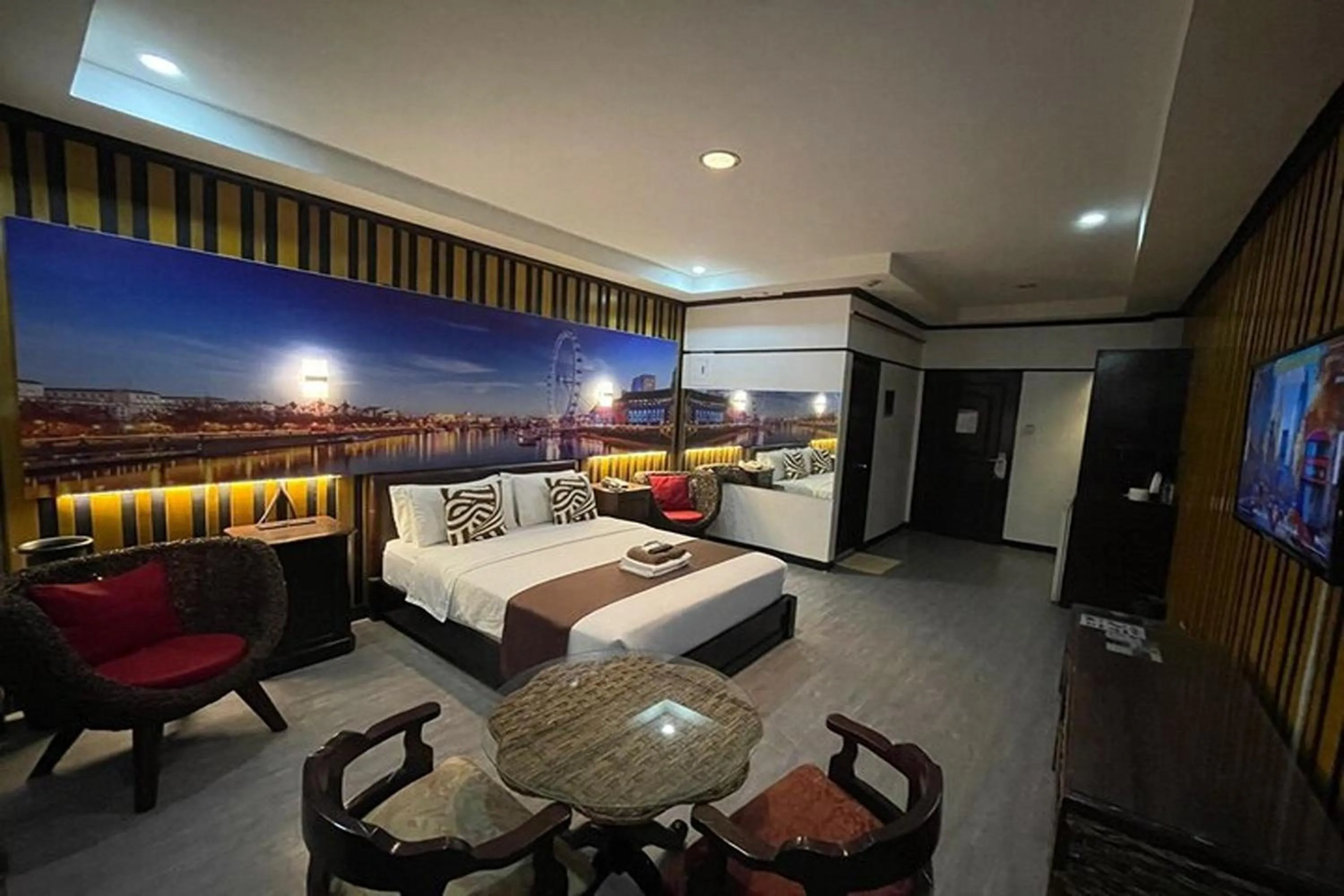 Bedroom, Bed in Angeles Palace Hotel