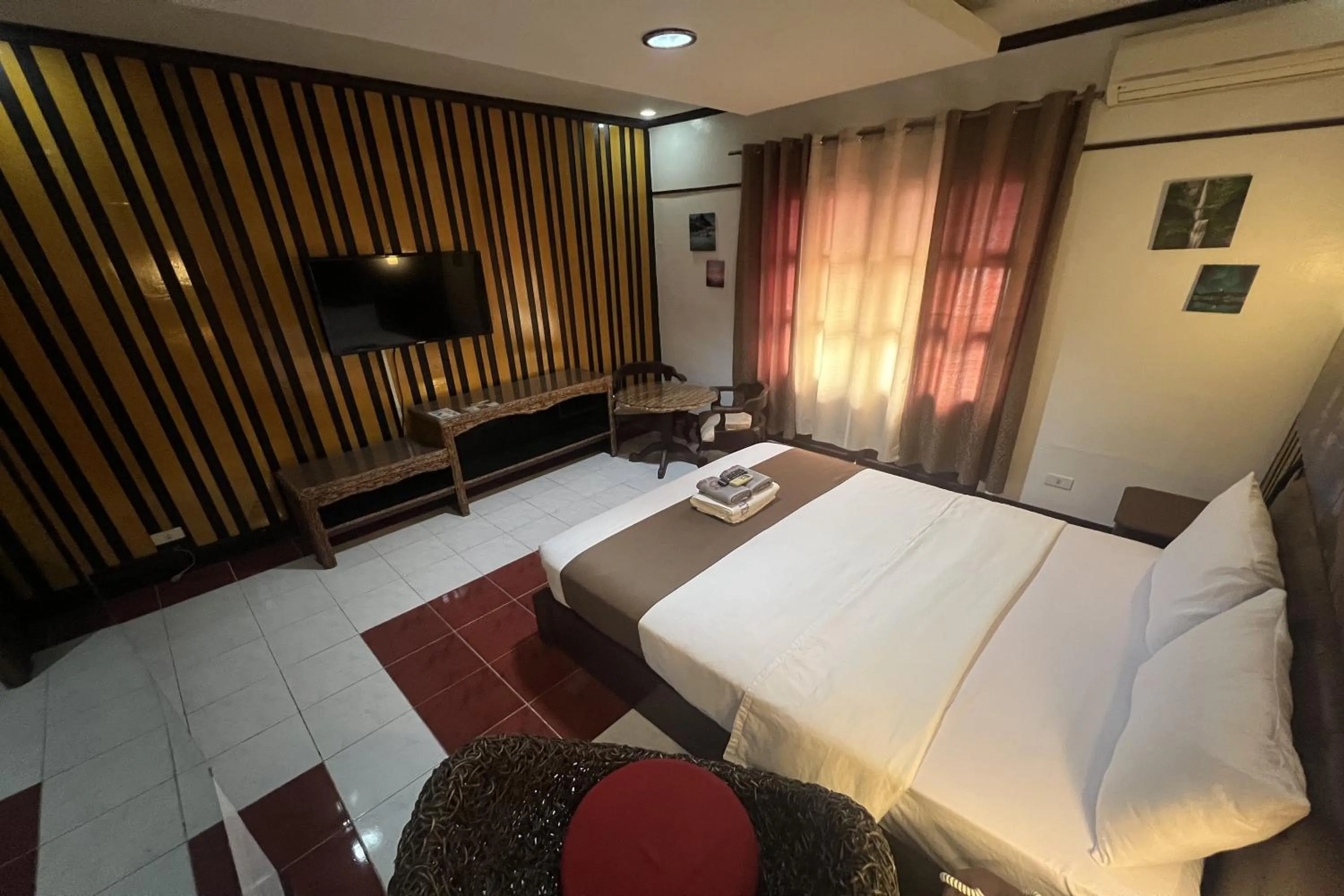 Photo of the whole room, Bed in Angeles Palace Hotel