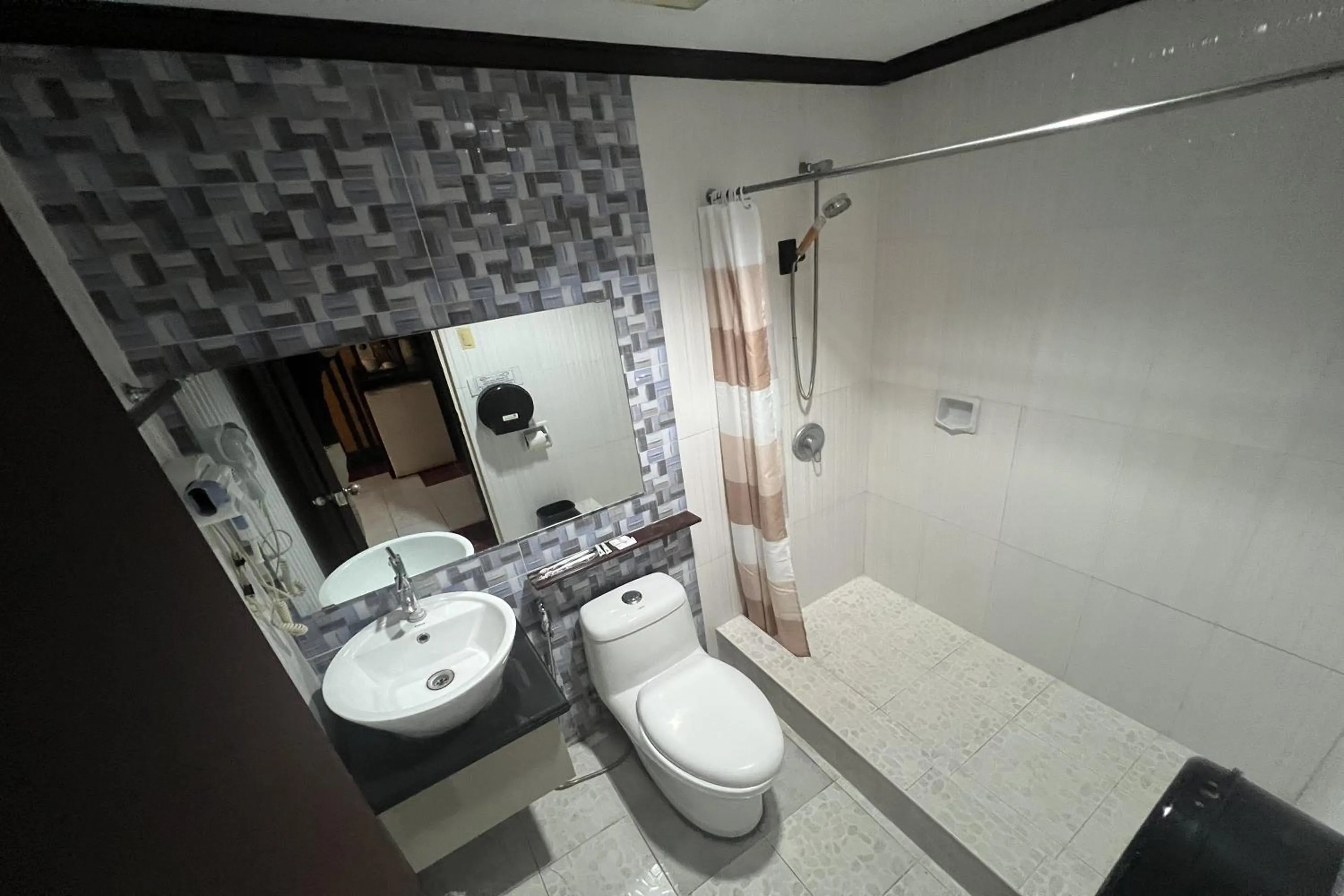 Shower in Angeles Palace Hotel