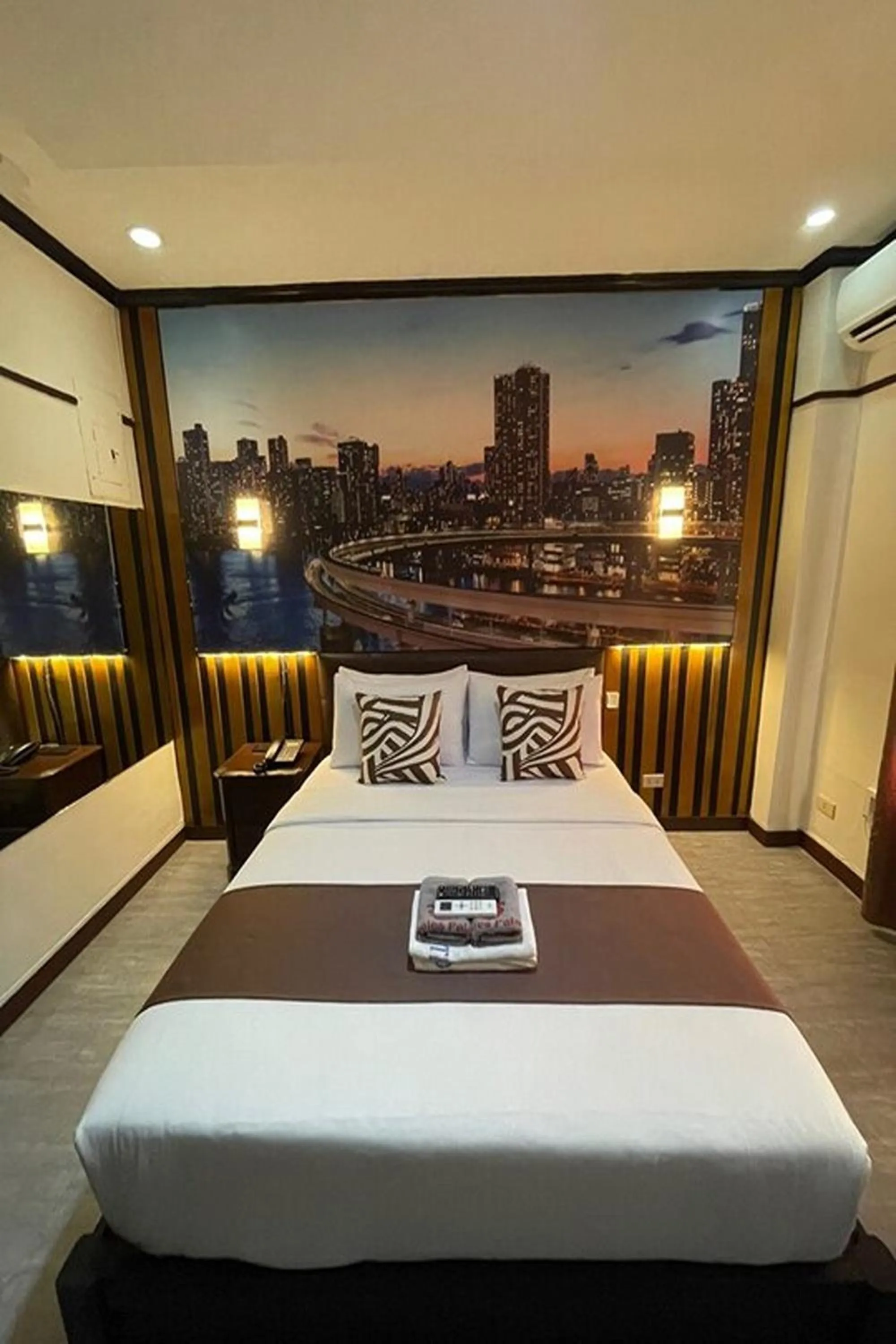 Bedroom, Bed in Angeles Palace Hotel