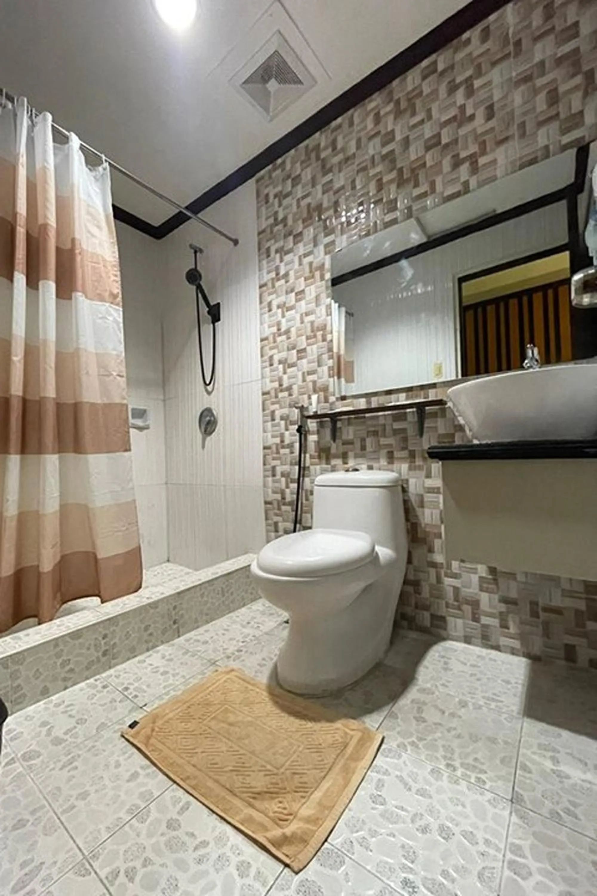 Shower in Angeles Palace Hotel