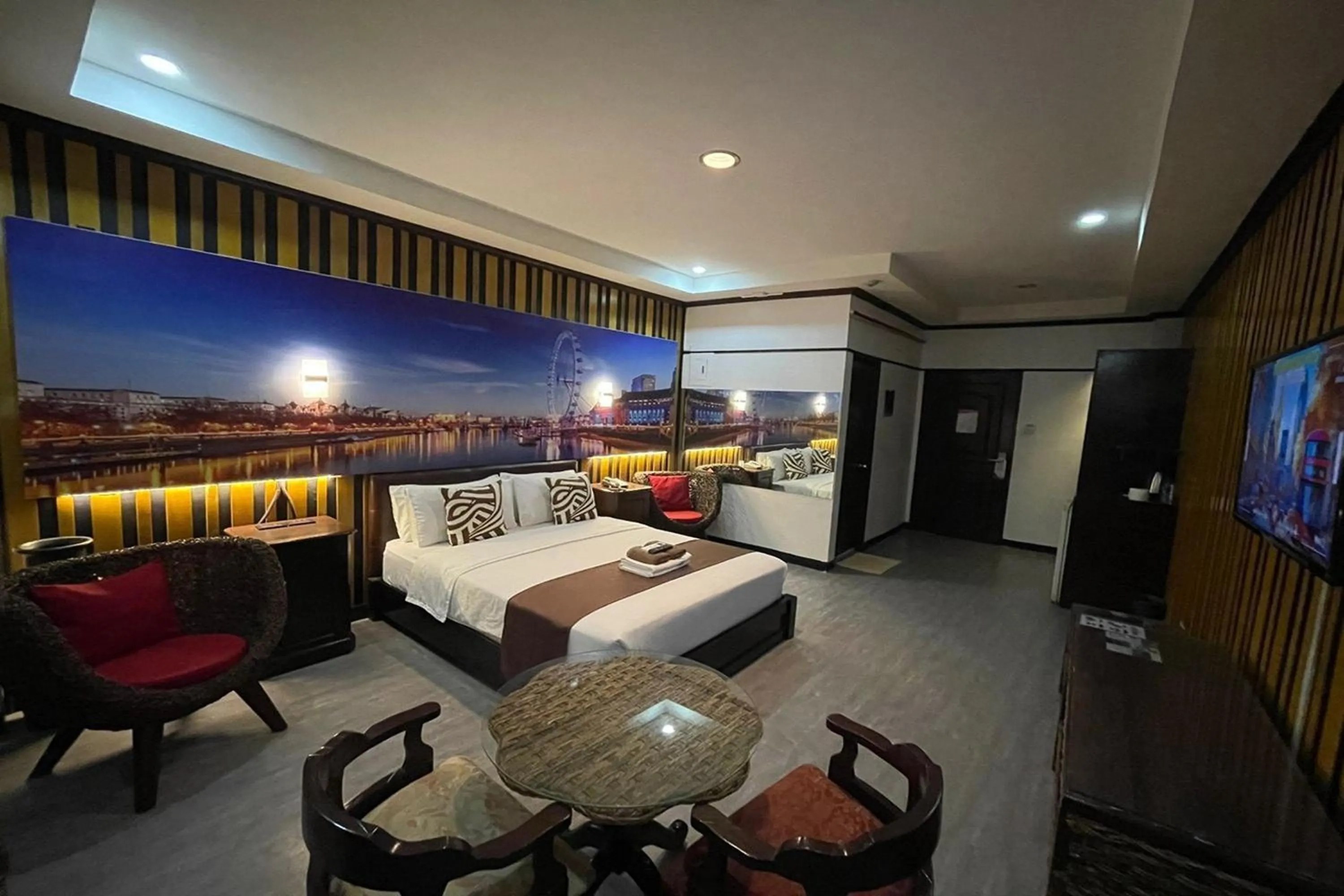 Bedroom, Bed in Angeles Palace Hotel