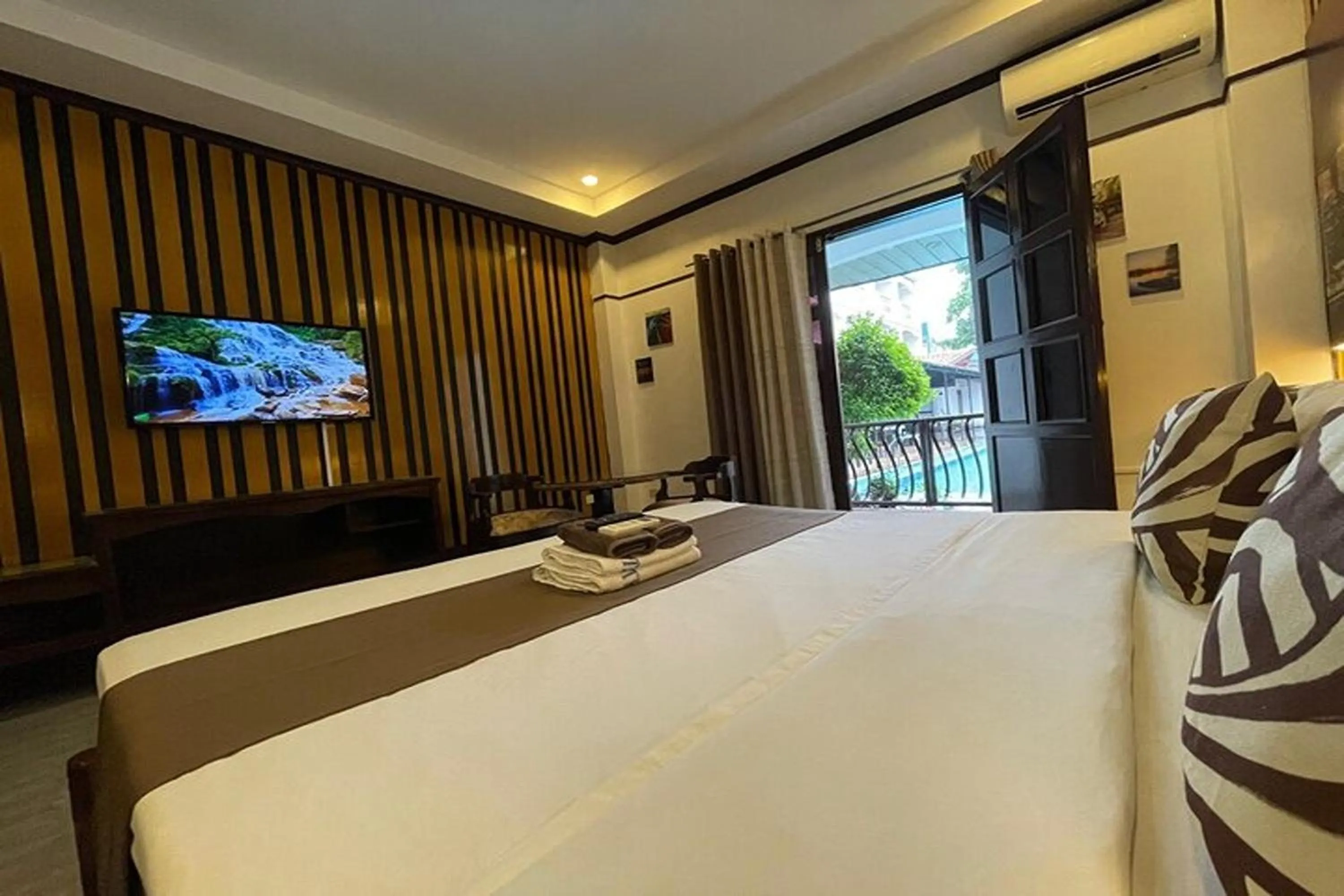 Bedroom, Bed in Angeles Palace Hotel