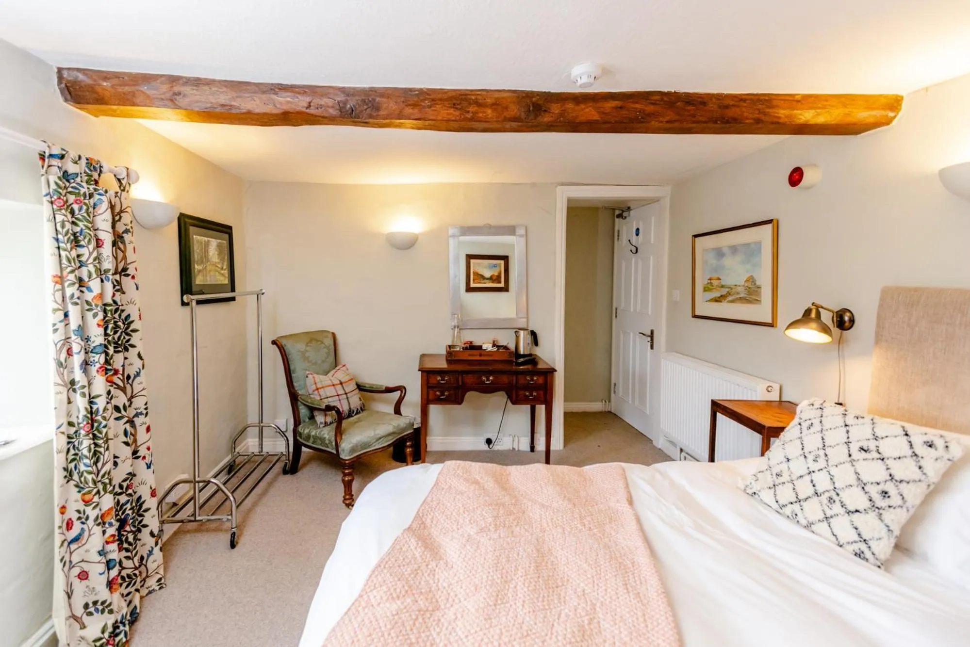 Photo of the whole room, Bed in The White Horse Inn