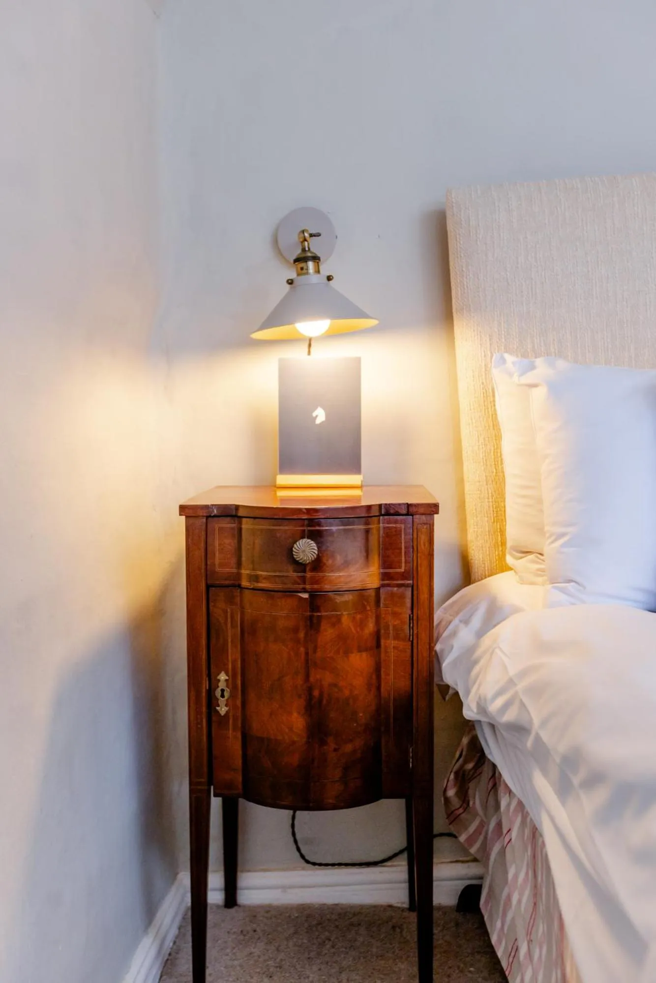 furniture, Bed in The White Horse Inn