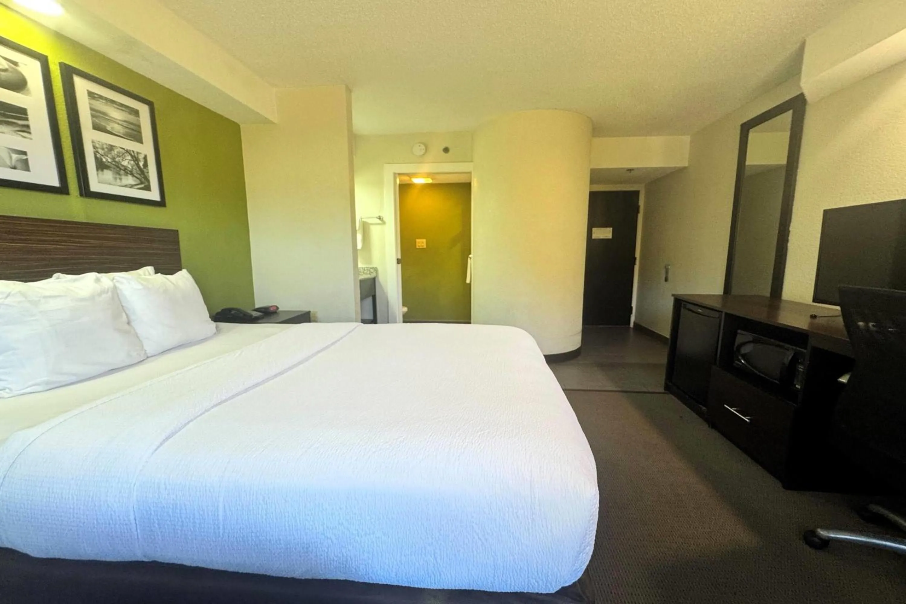 Photo of the whole room, Bed in Travelodge by Wyndham