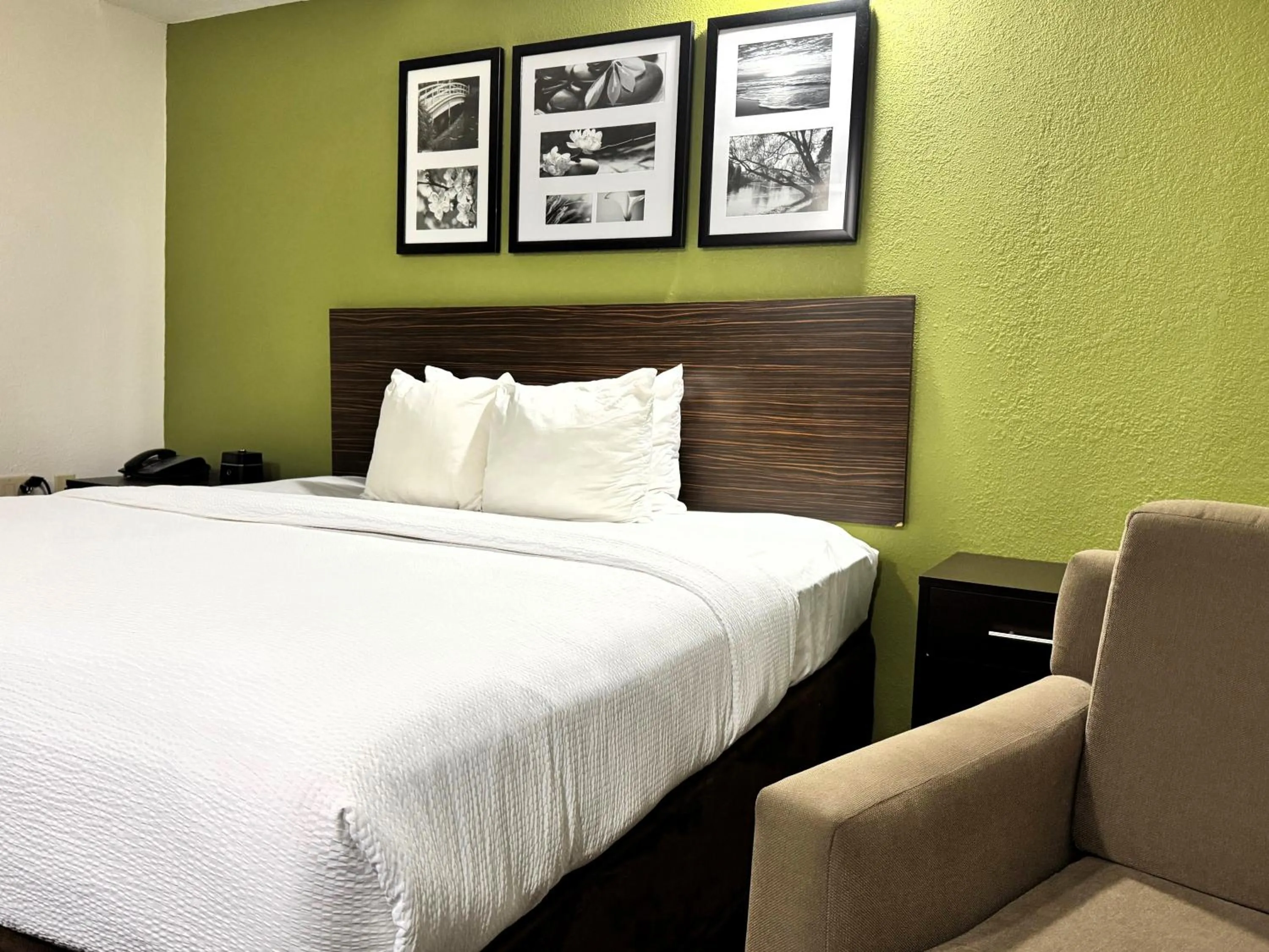 Bedroom, Bed in Travelodge by Wyndham Flowood