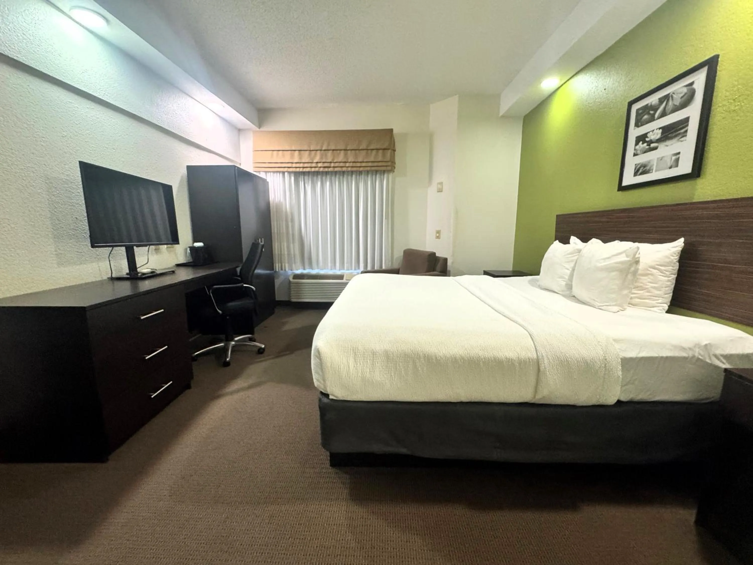 Bedroom, Bed in Travelodge by Wyndham Flowood
