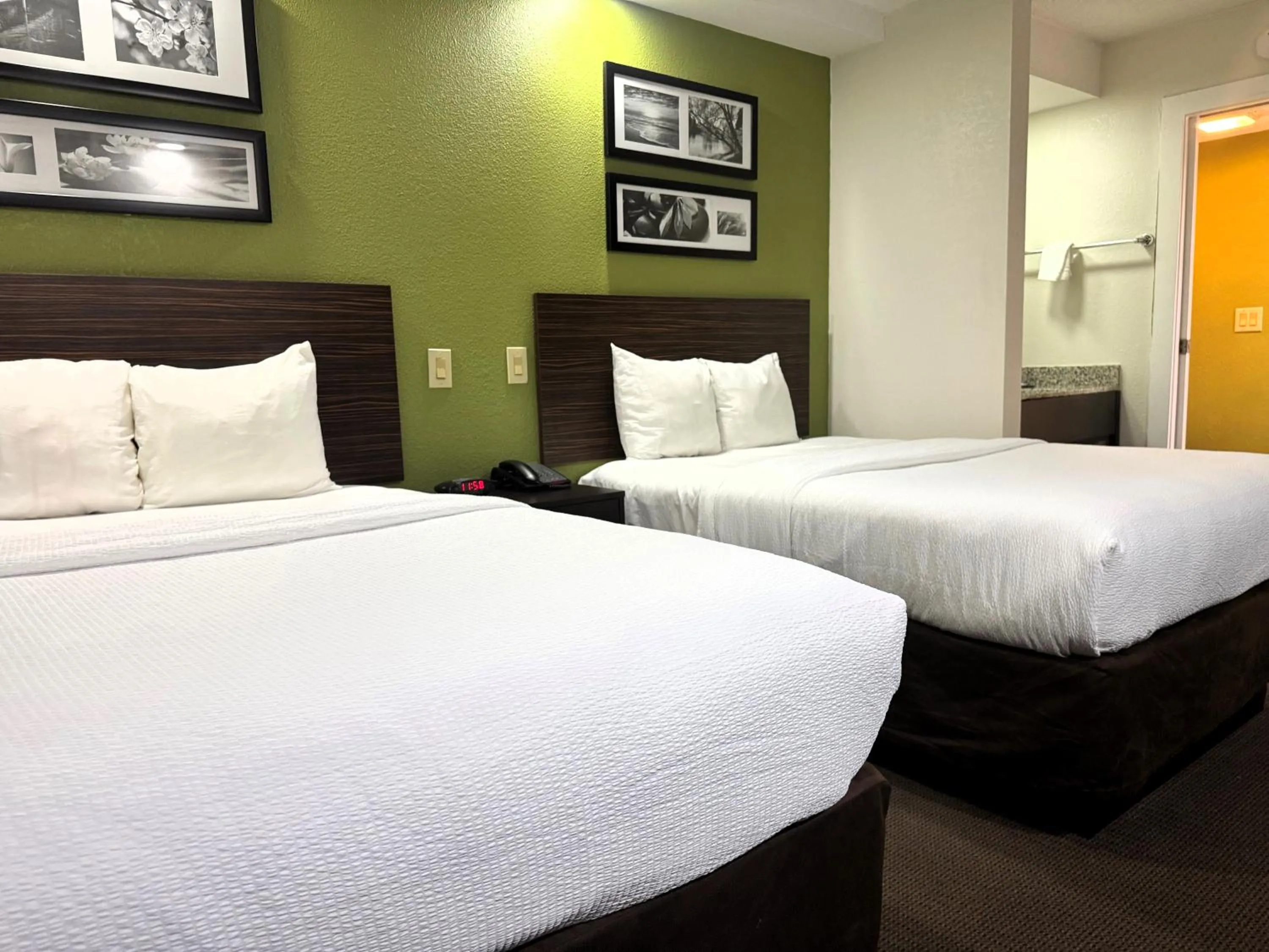 Bed in Travelodge by Wyndham Flowood
