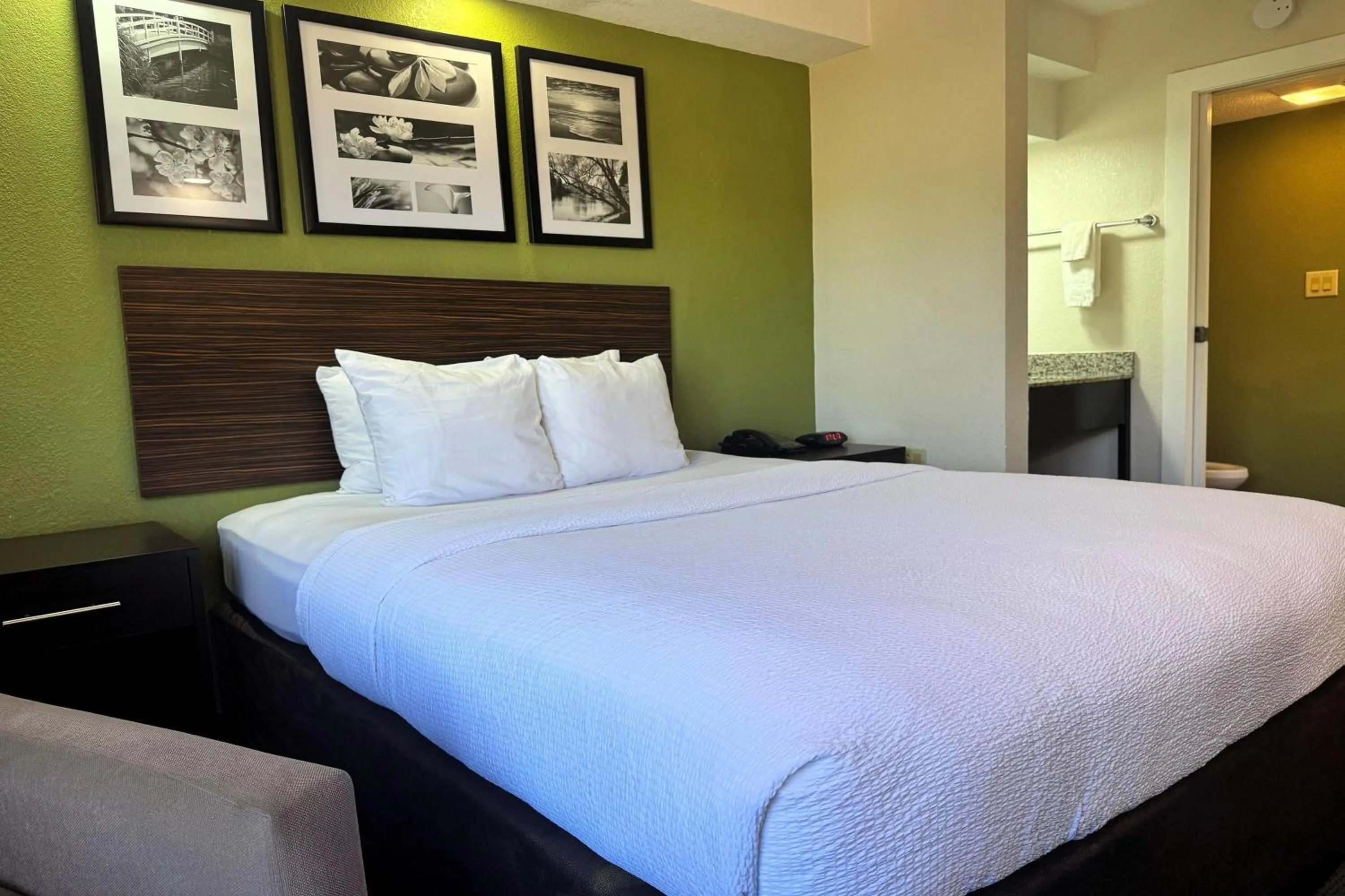 Photo of the whole room, Bed in Travelodge by Wyndham