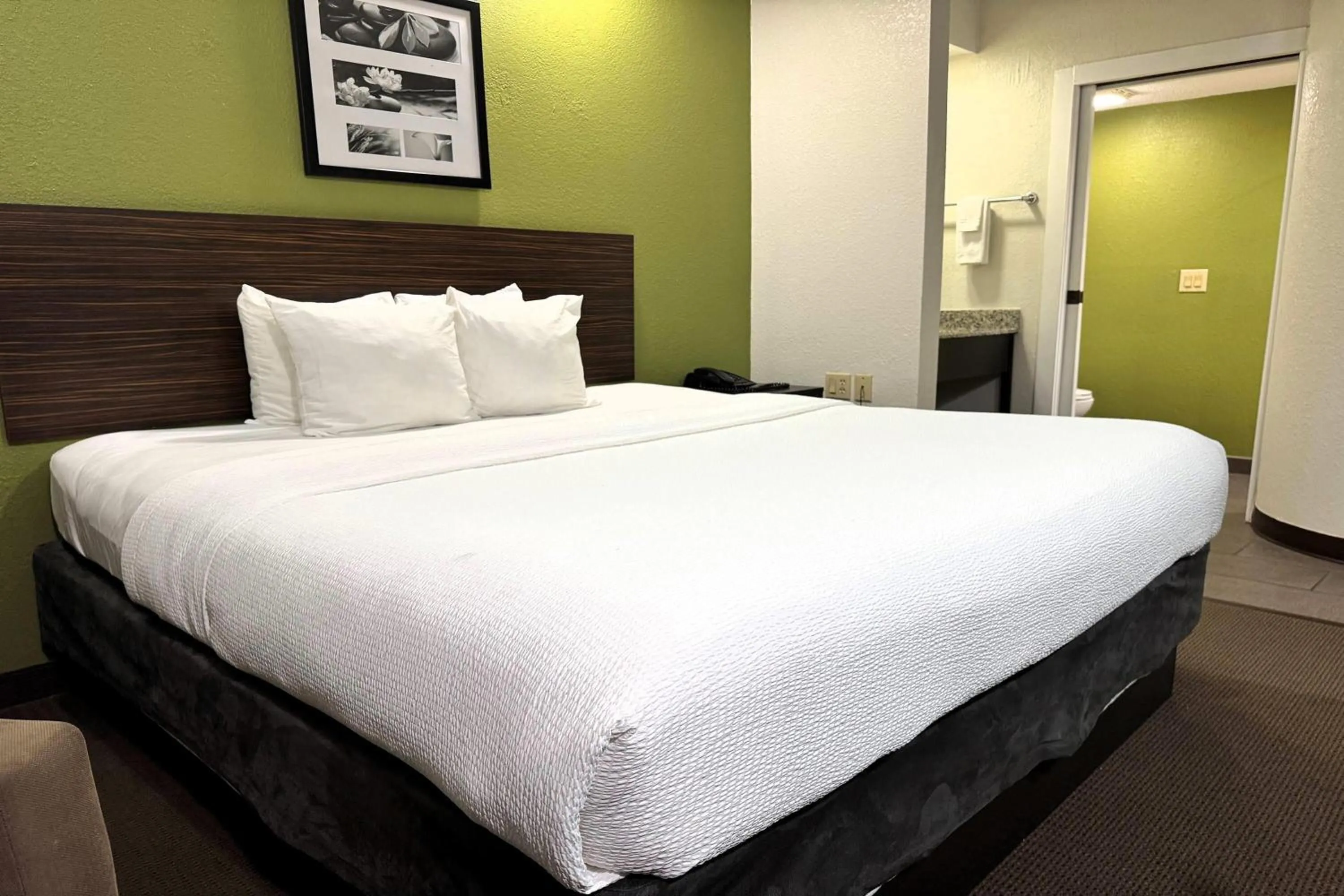 Photo of the whole room, Bed in Travelodge by Wyndham