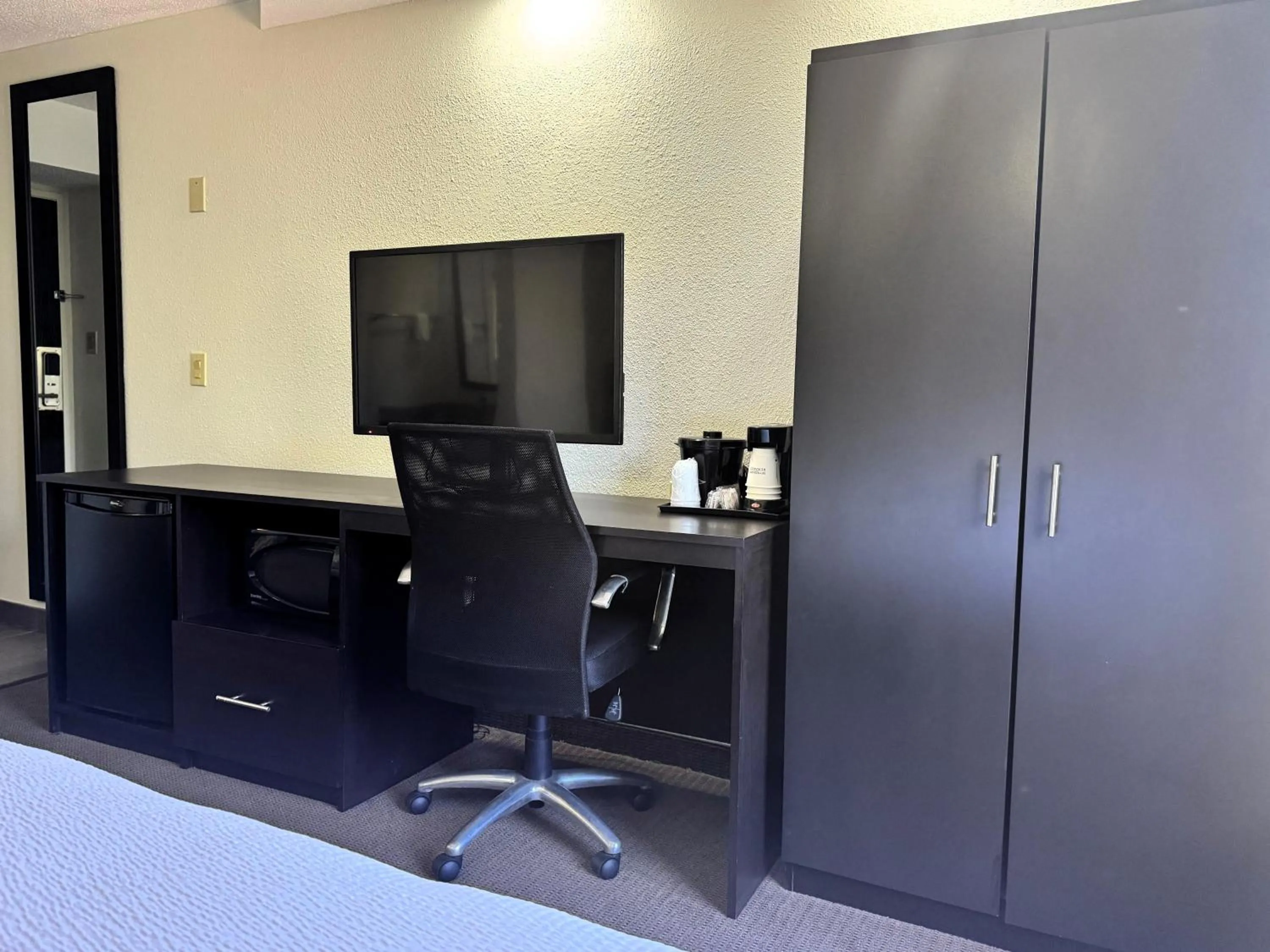 TV and multimedia in Travelodge by Wyndham Flowood