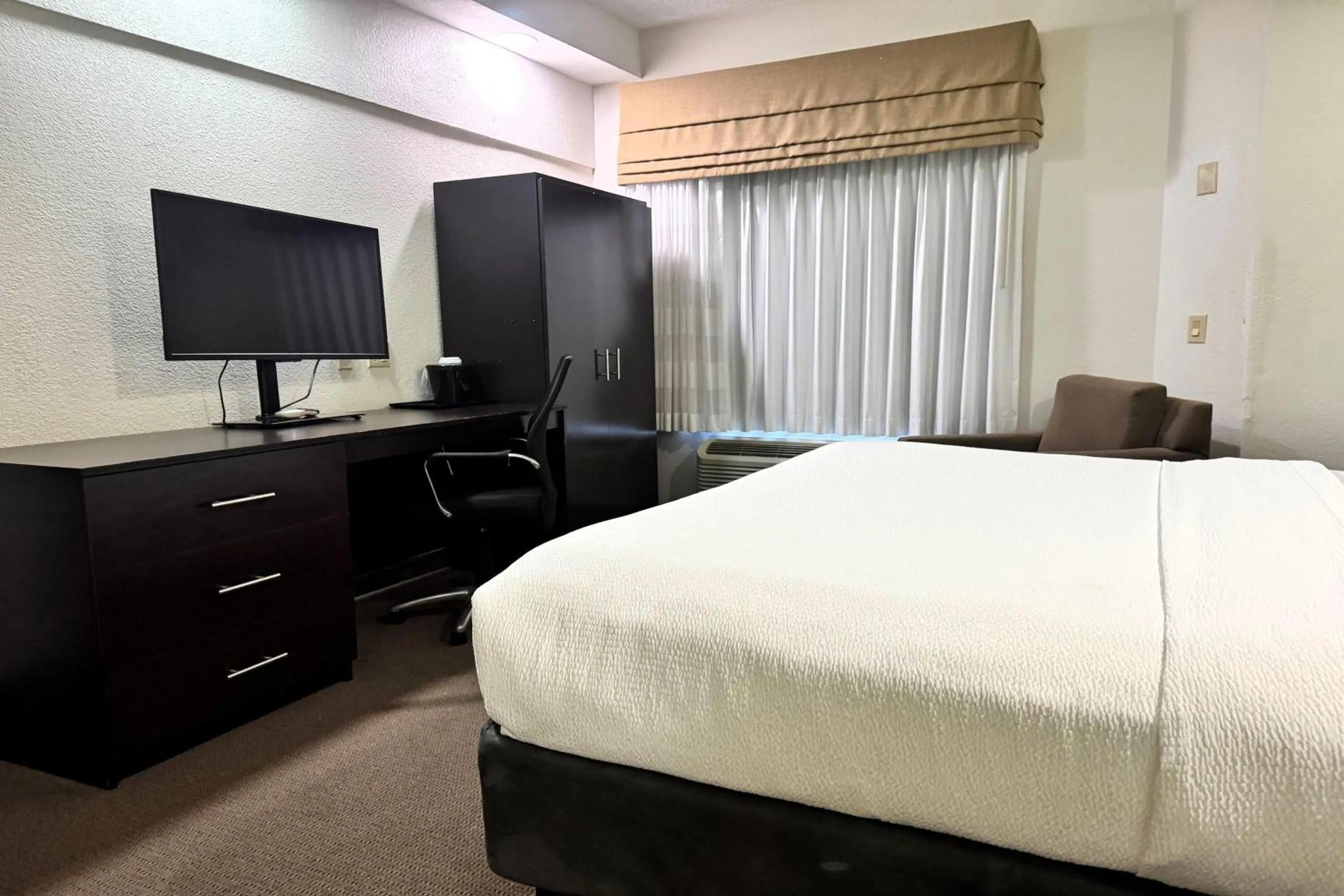 Photo of the whole room, Bed in Travelodge by Wyndham