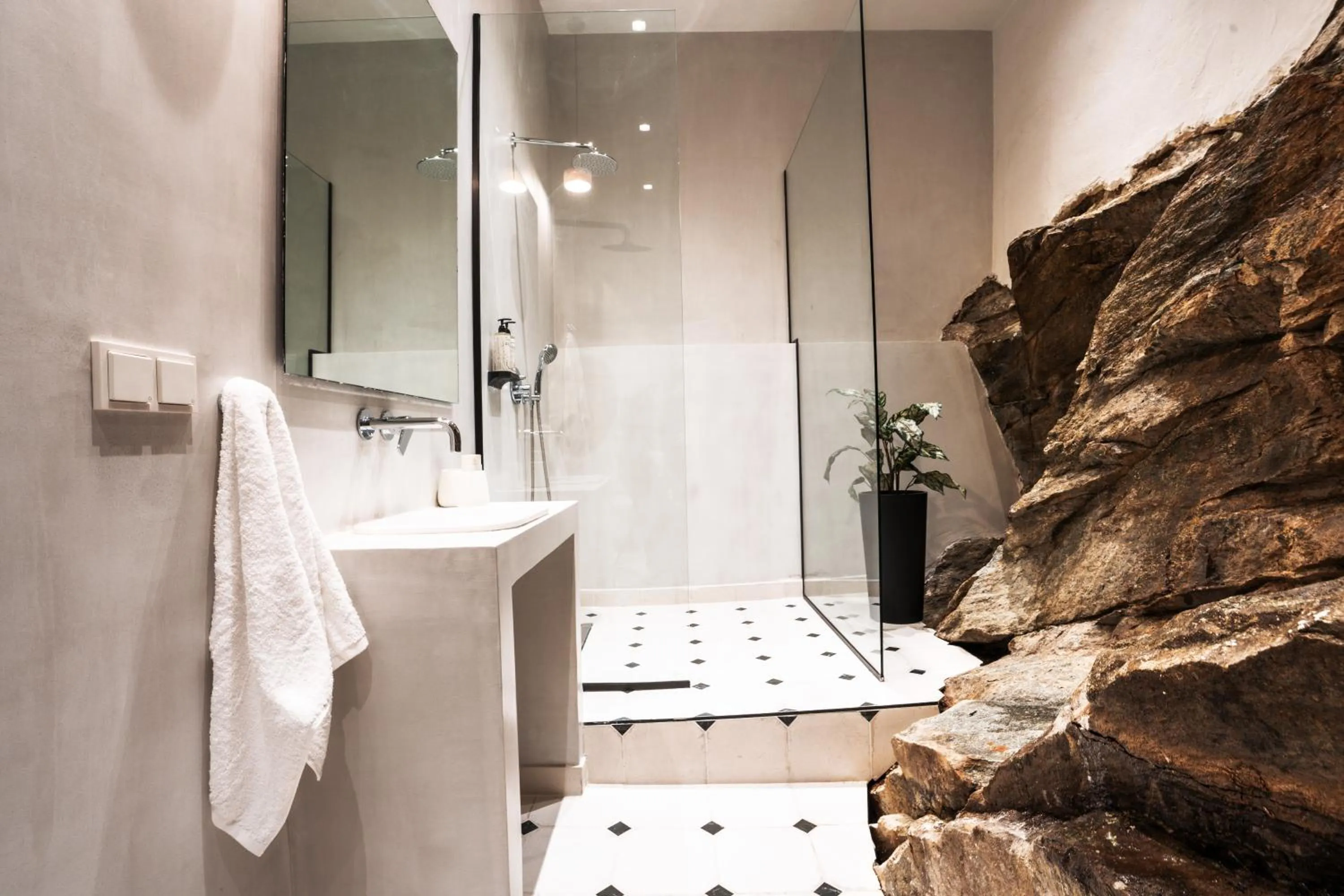 Shower in Oikia Classic House in Old Town Kavala