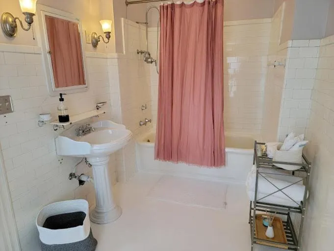 Bathroom in The Kings Throne Inn and Guest House