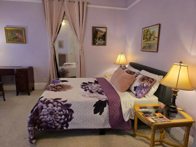 Bed in The Kings Throne Inn and Guest House