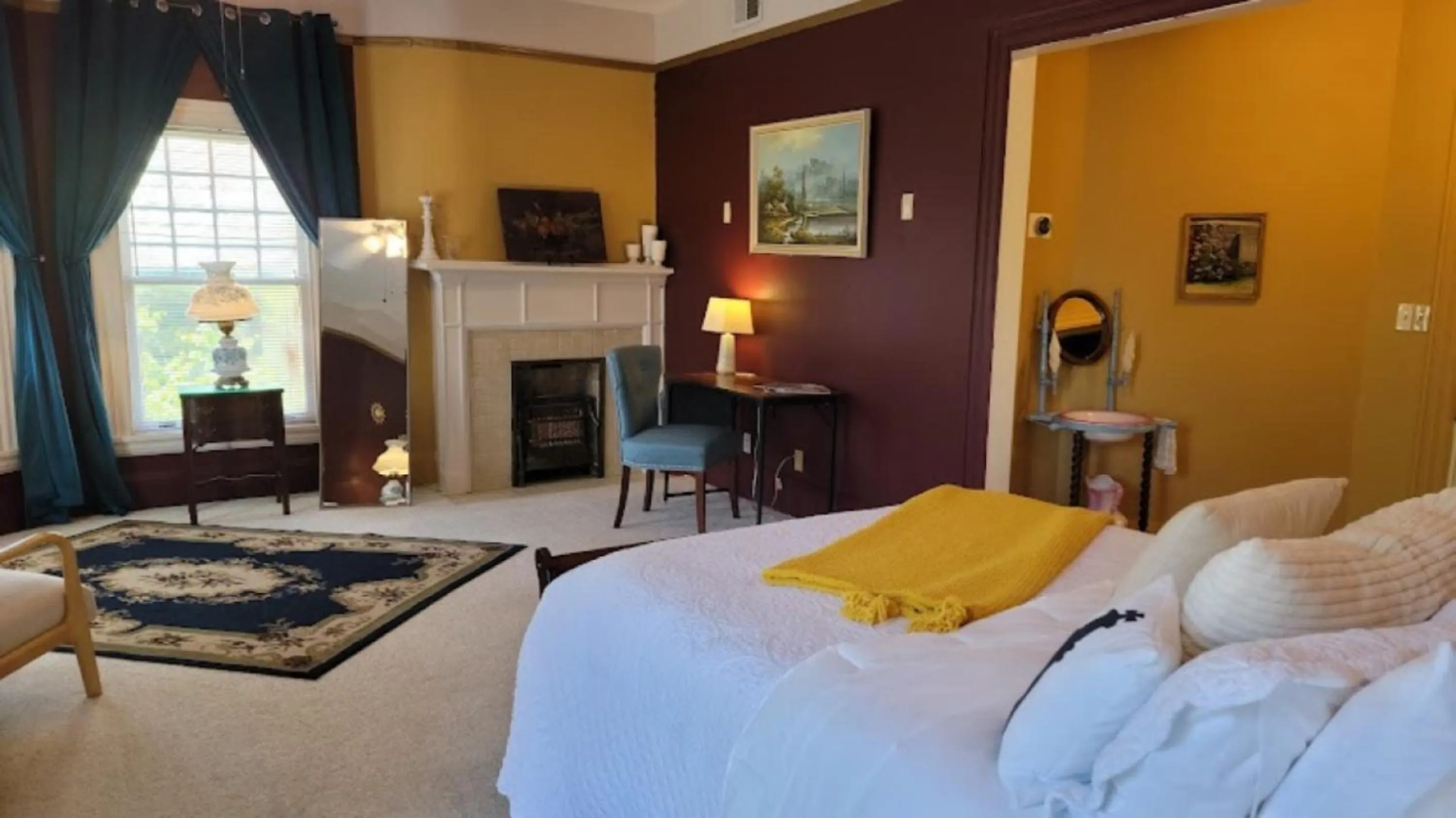 Bedroom, Bed in The Kings Throne Inn and Guest House