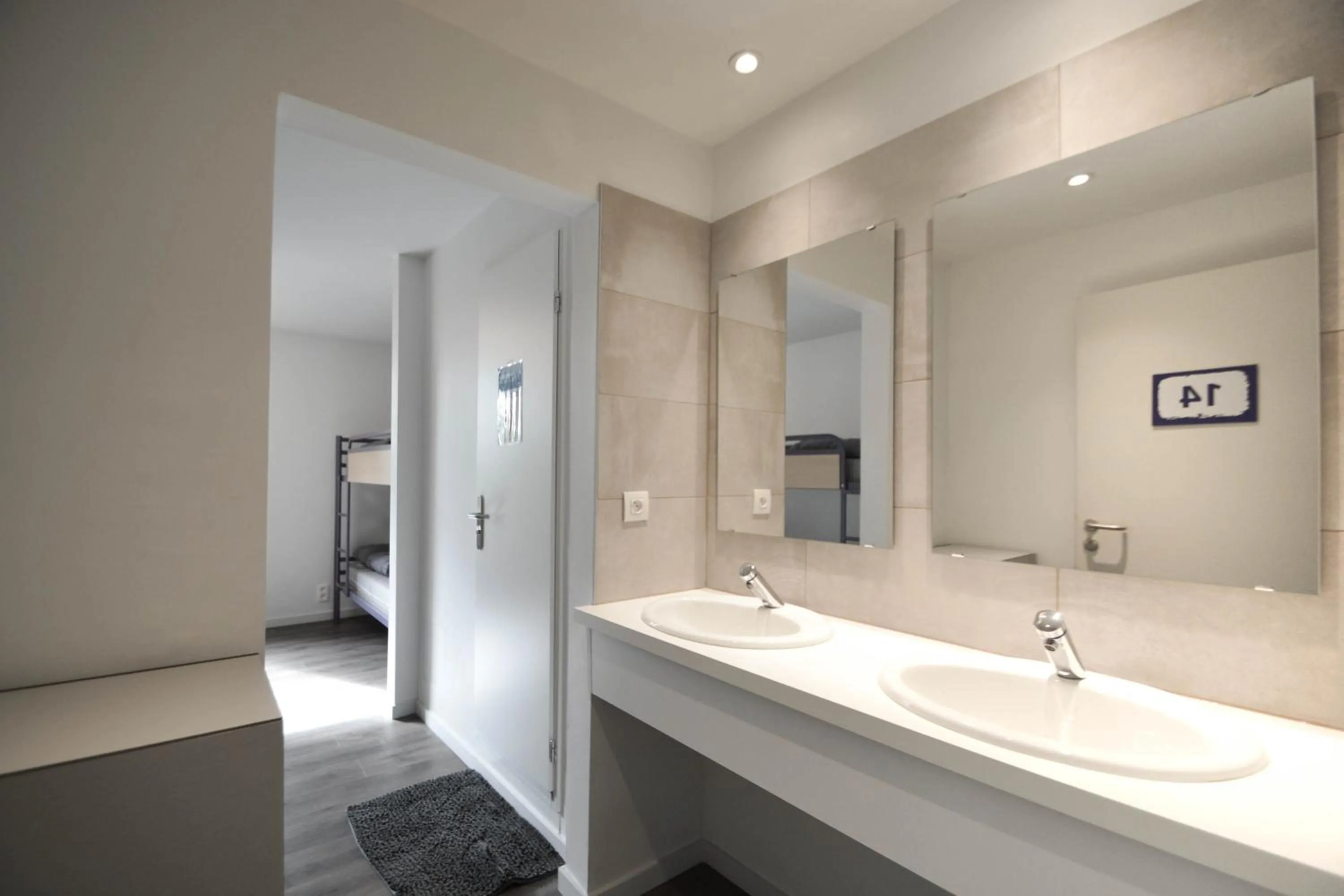 Shower in Auberge de Jeunesse de La Roche - Champlon