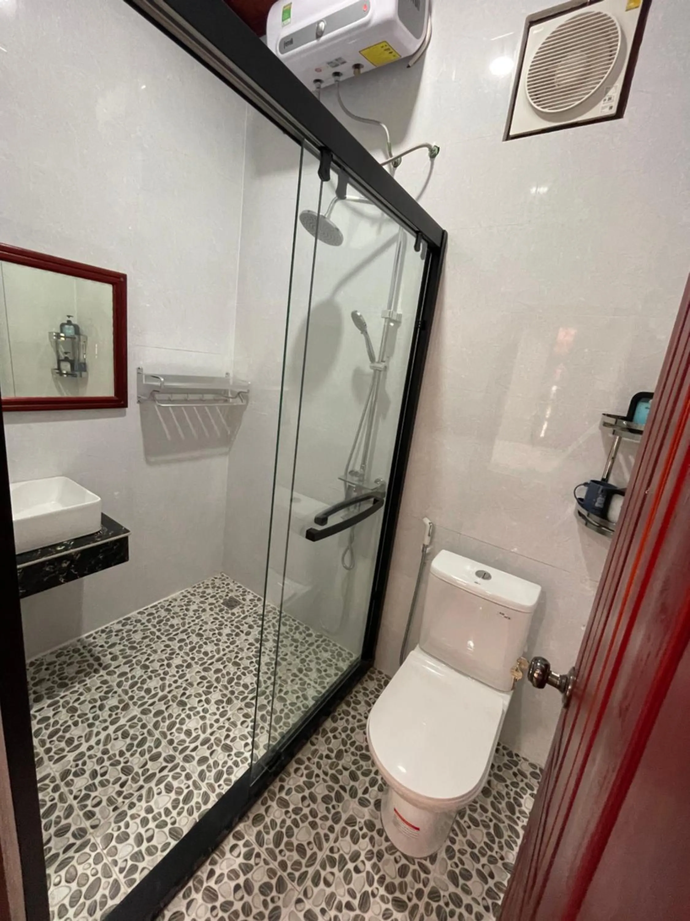 Shower in PhaiLin Hotel