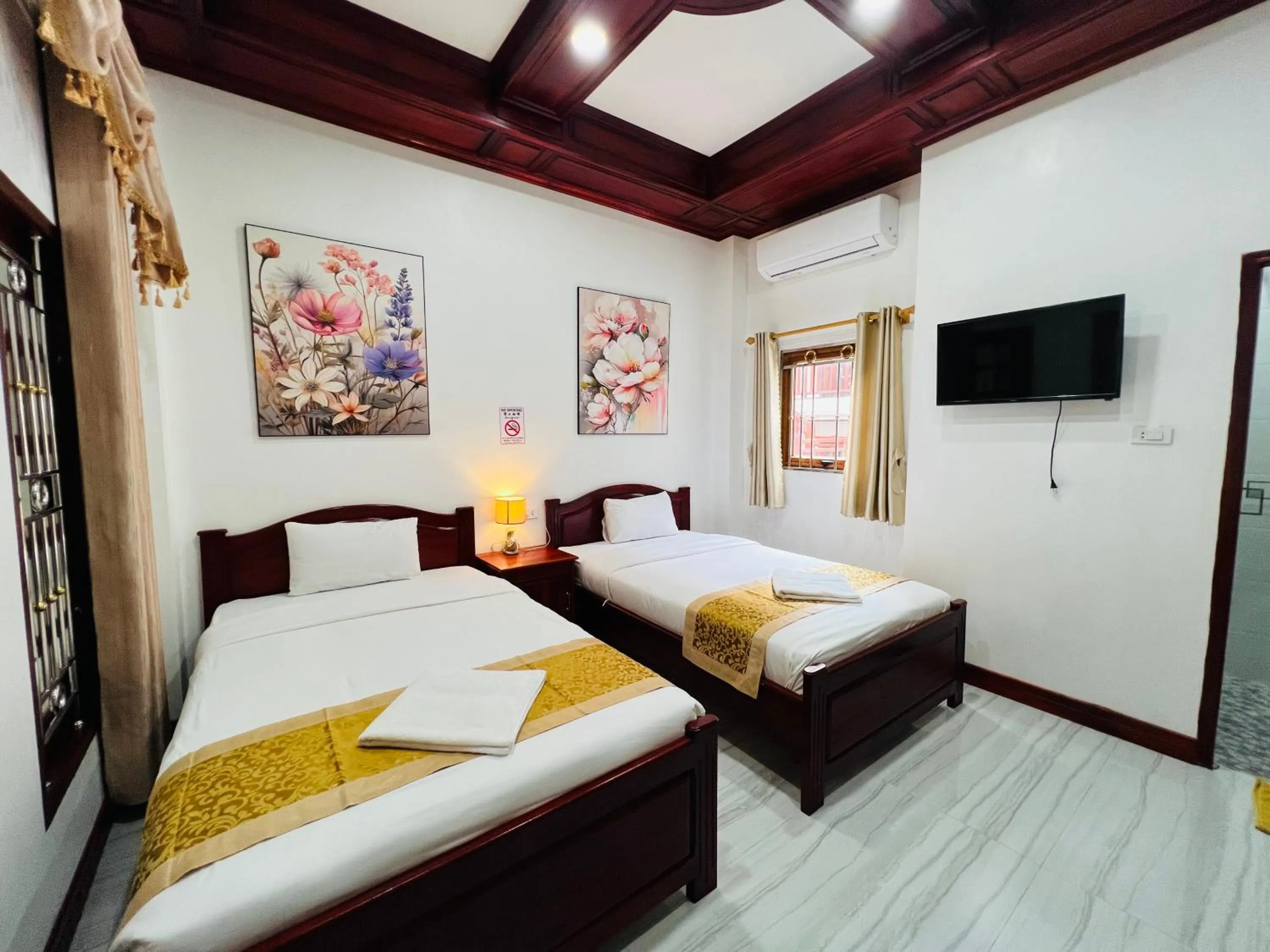 Bed in PhaiLin Hotel