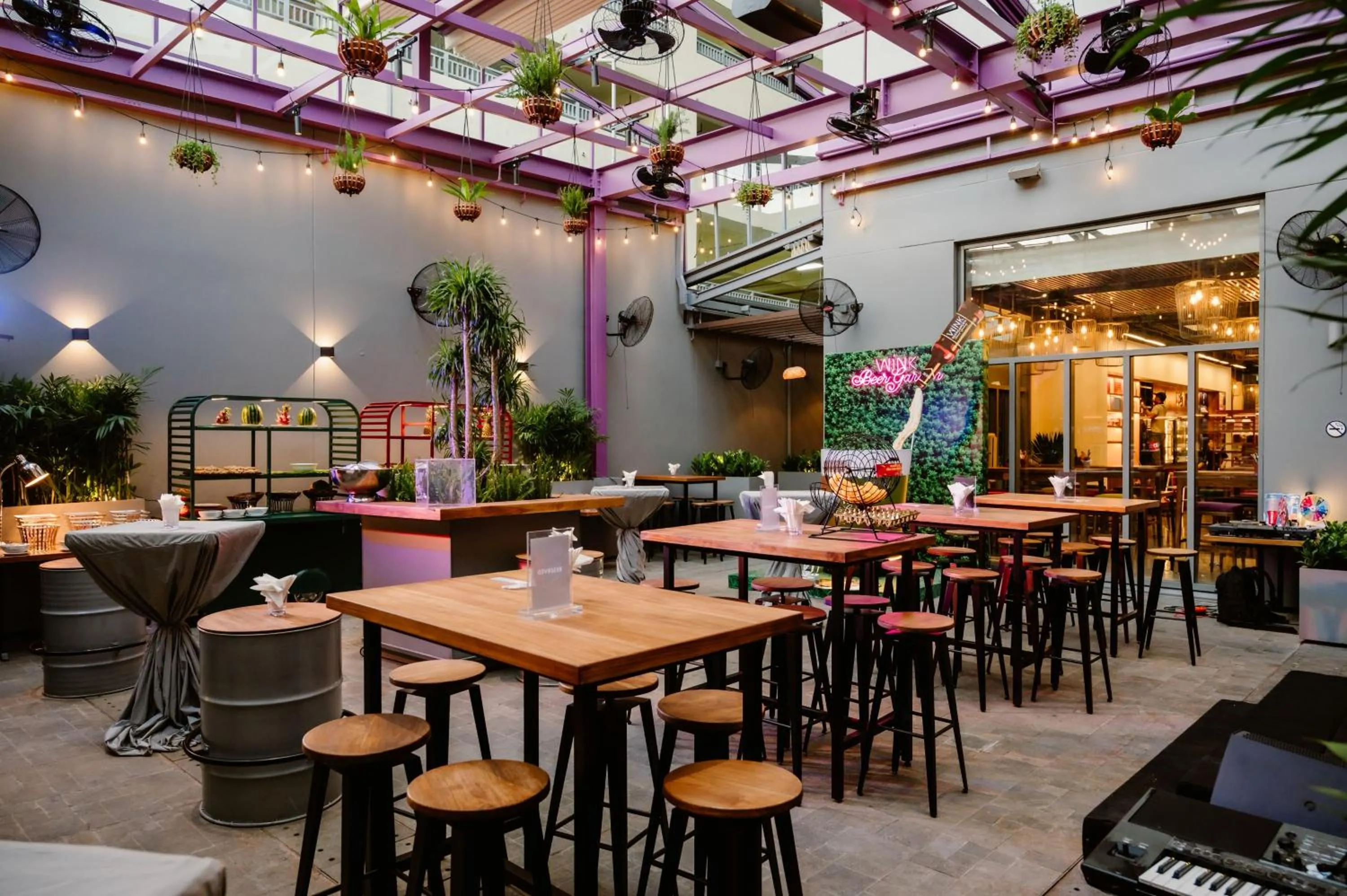 Restaurant/places to eat in Wink Hotel Can Tho Ninh Kieu Wharf - 24hrs Stay & Rooftop Pool Bar