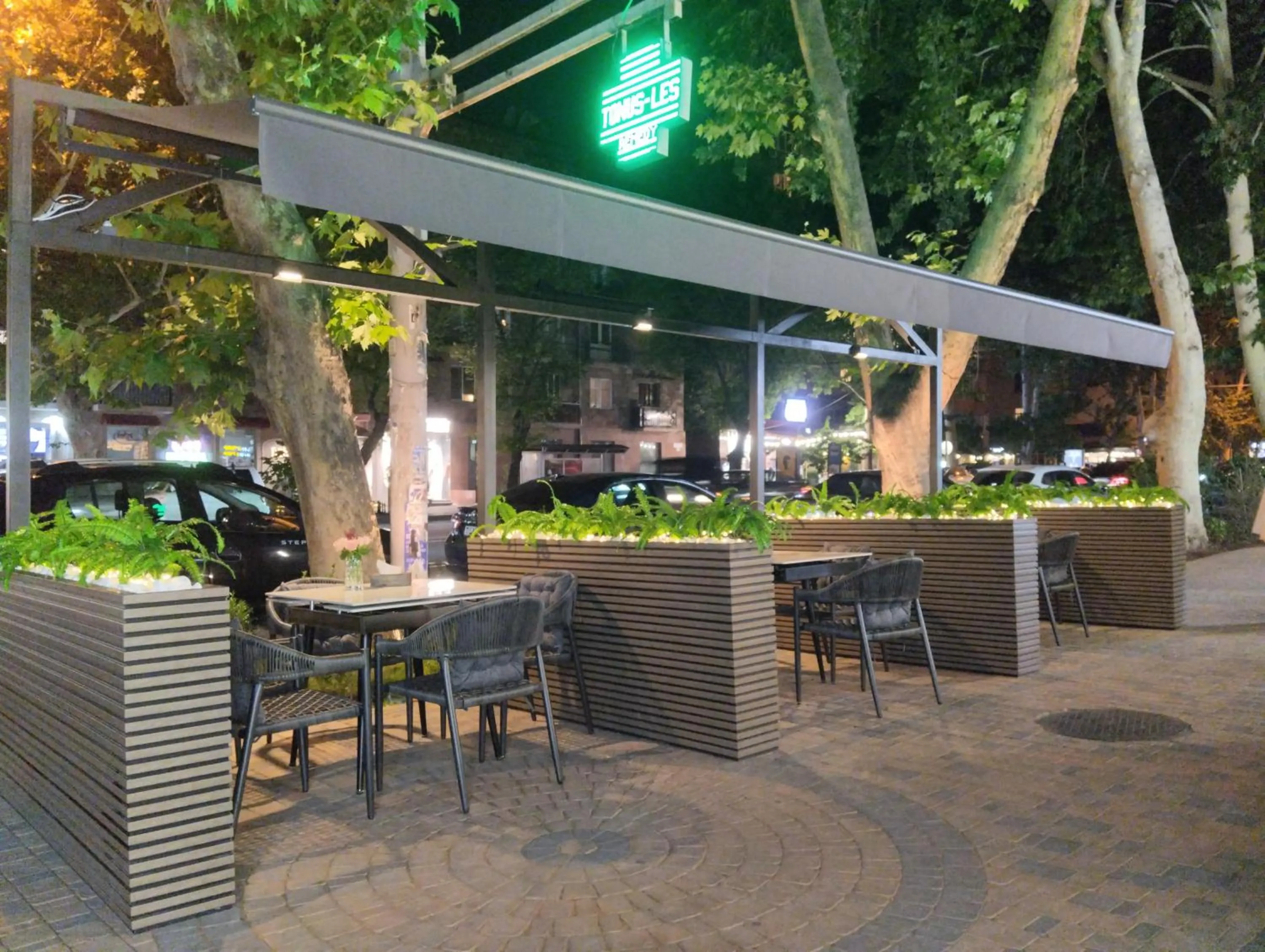 Restaurant/places to eat in Avenue 23 Boutique Hotel