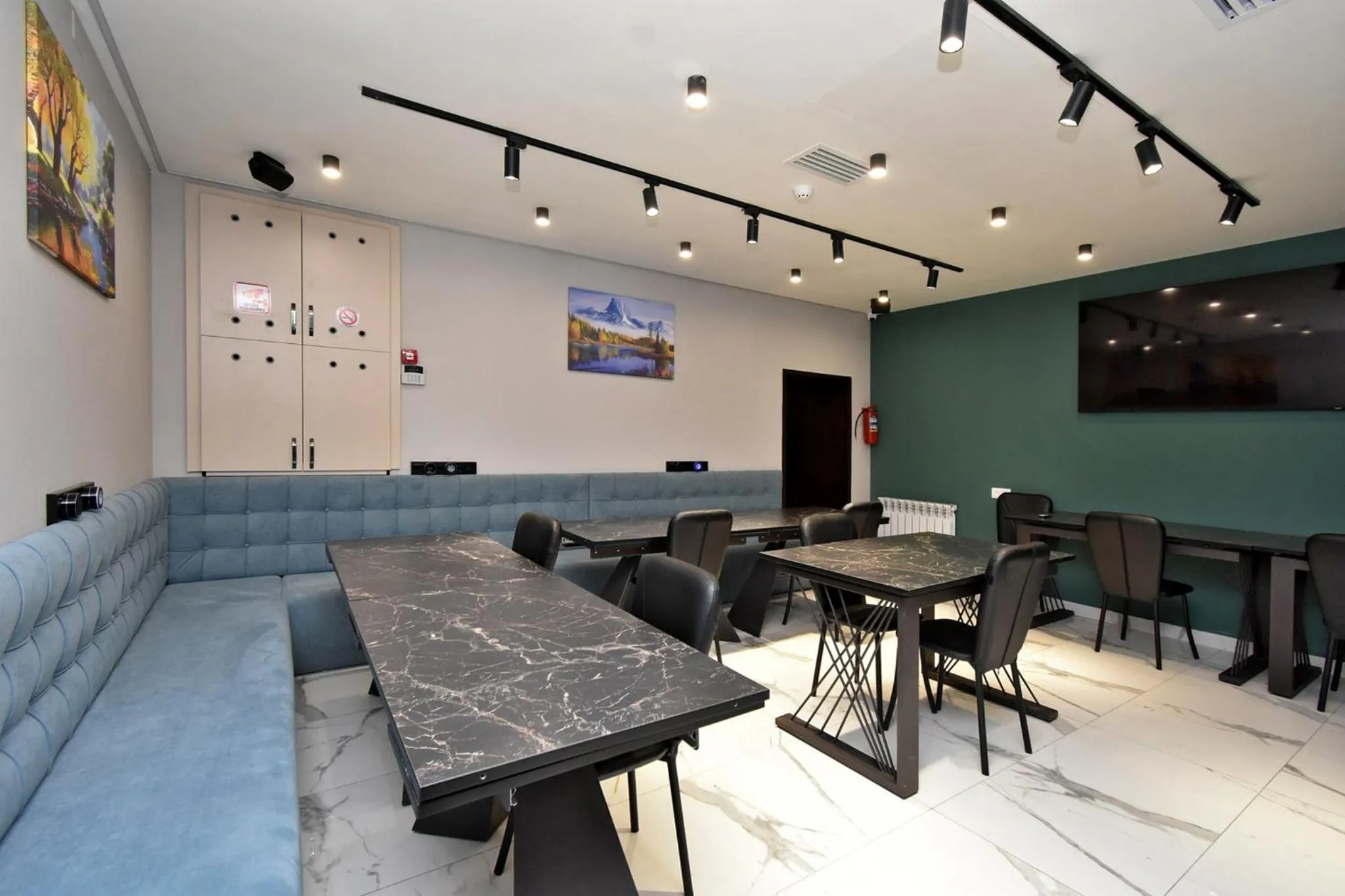 TV and multimedia in Avenue 23 Boutique Hotel