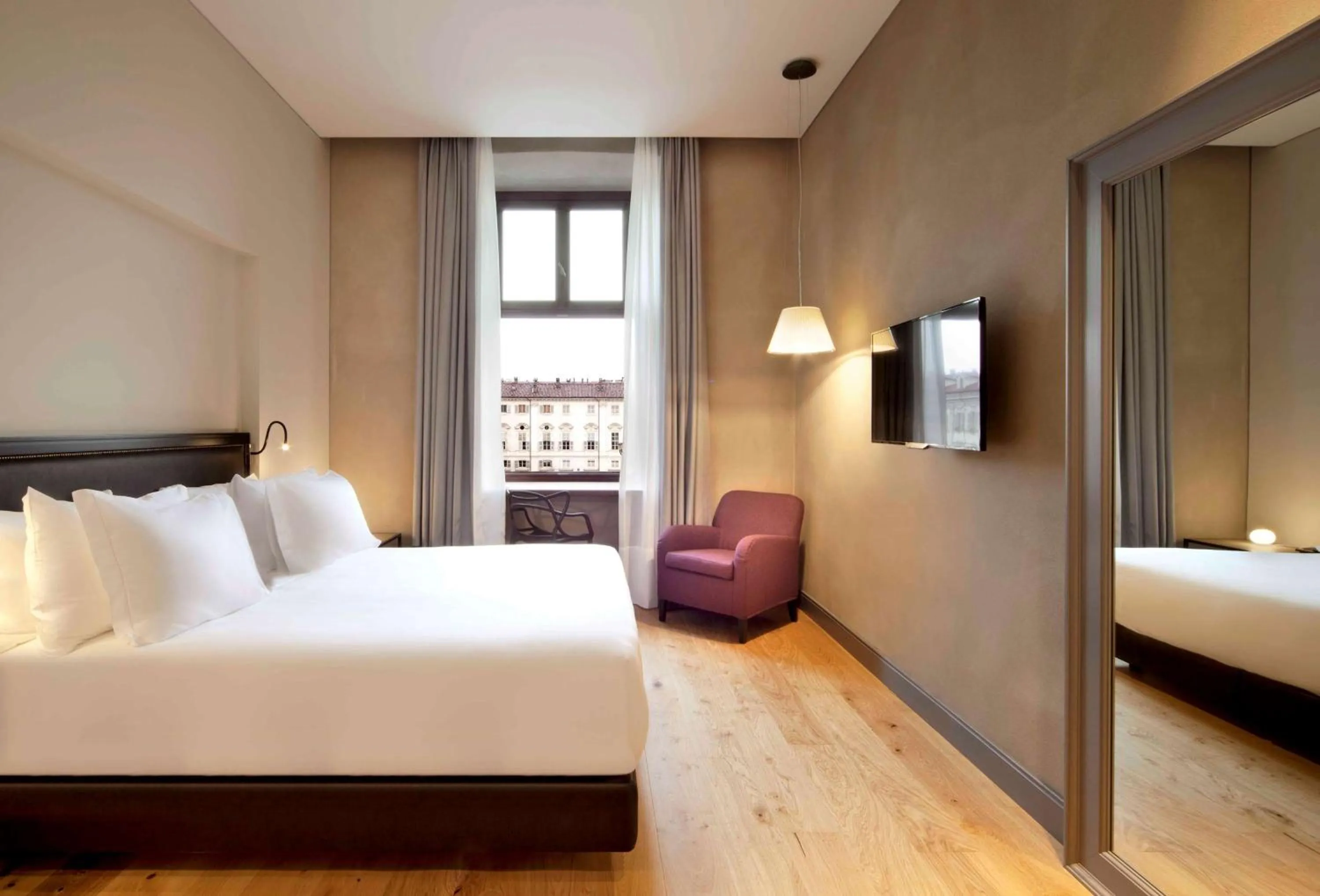 Photo of the whole room, Bed in NH Collection Torino Piazza Carlina